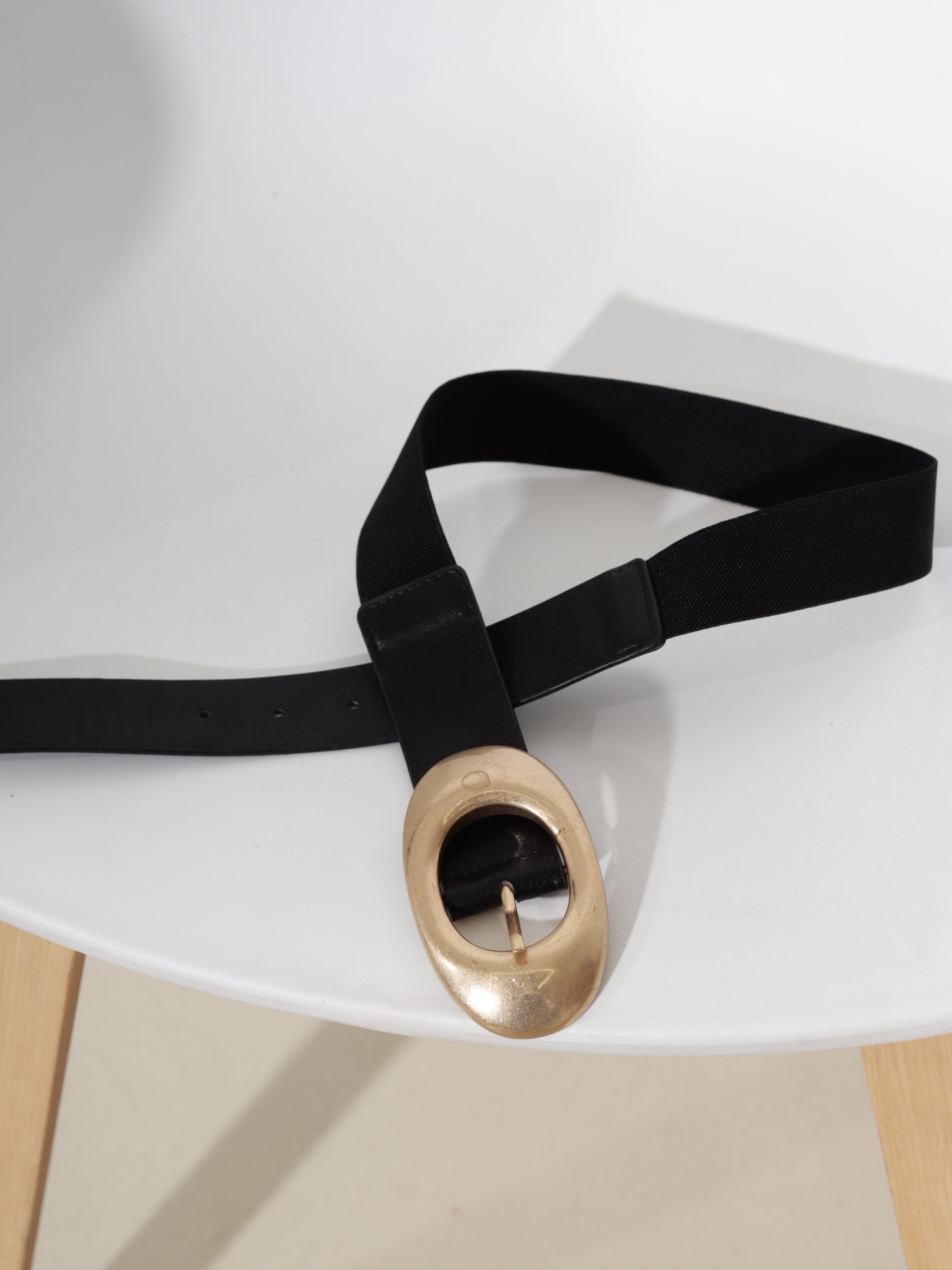 Melna josta ar ovālu gold spradzi, m/ā+ gumija - 20690