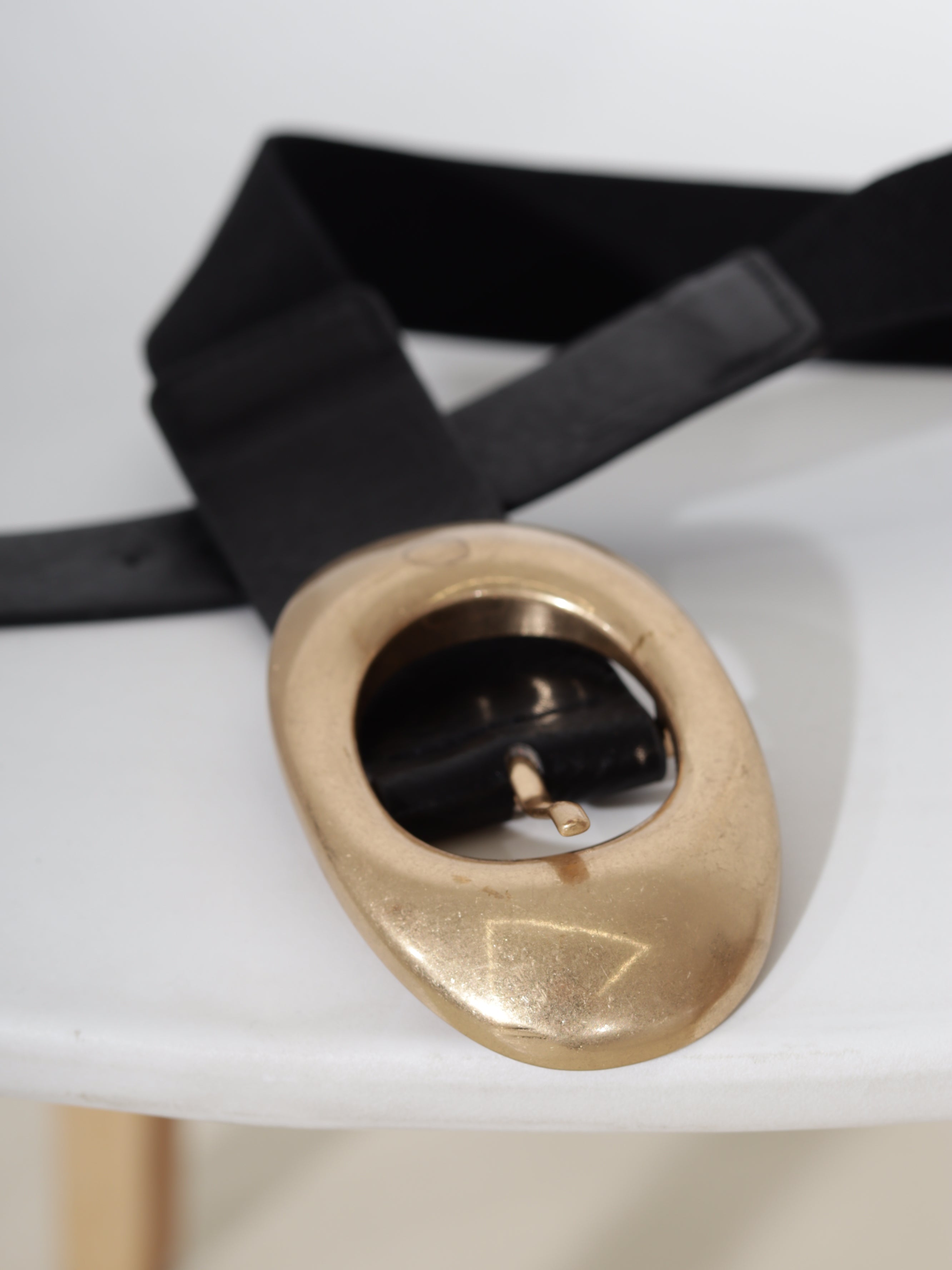 Melna josta ar ovālu gold spradzi, m/ā+ gumija - 20690