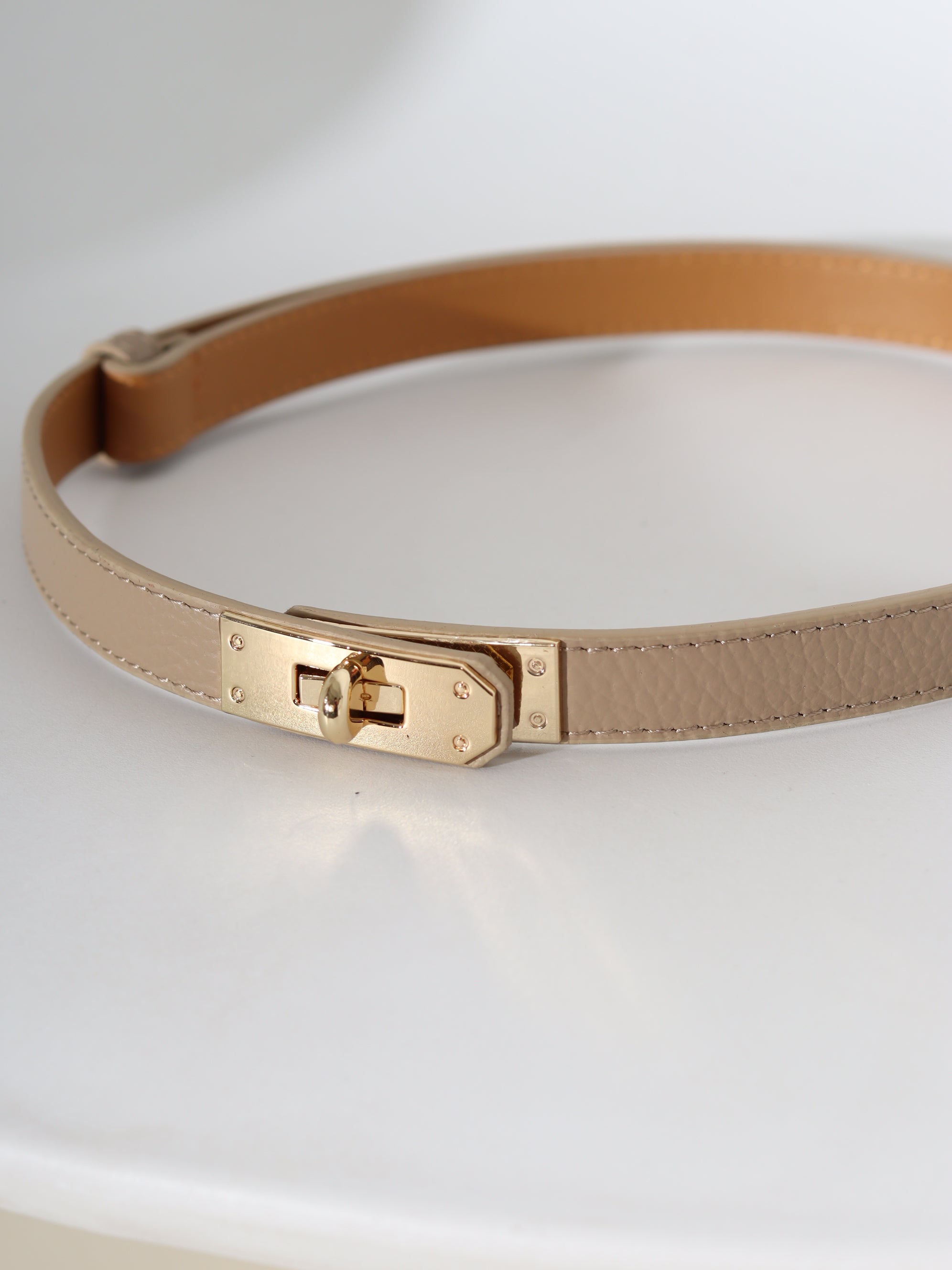 Gaiši brūna, d/a regulējama josta ar zelta āķīša aizdari - 15764