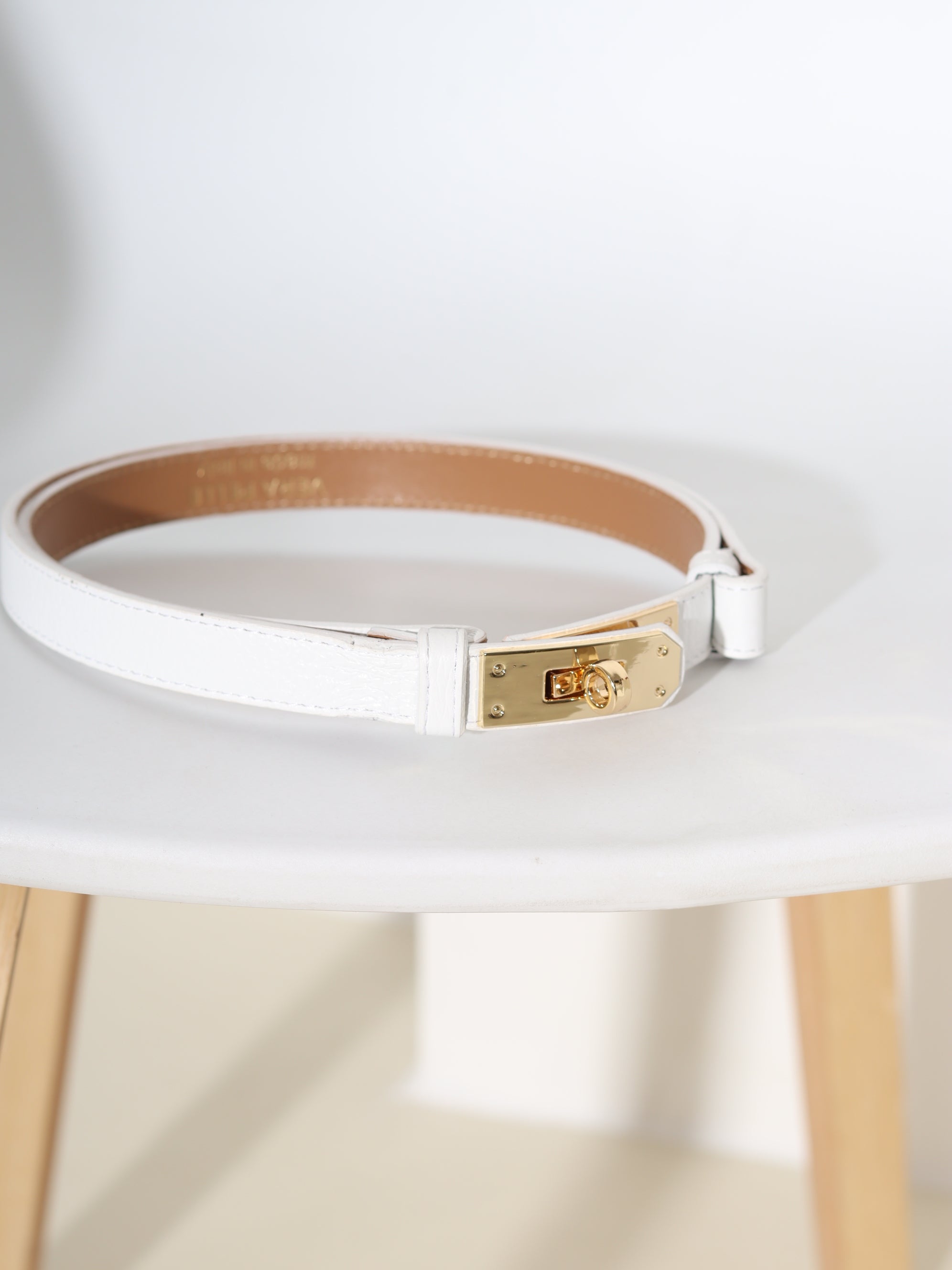 Balta, d/a regulējama josta ar zelta āķīša aizdari - 15767