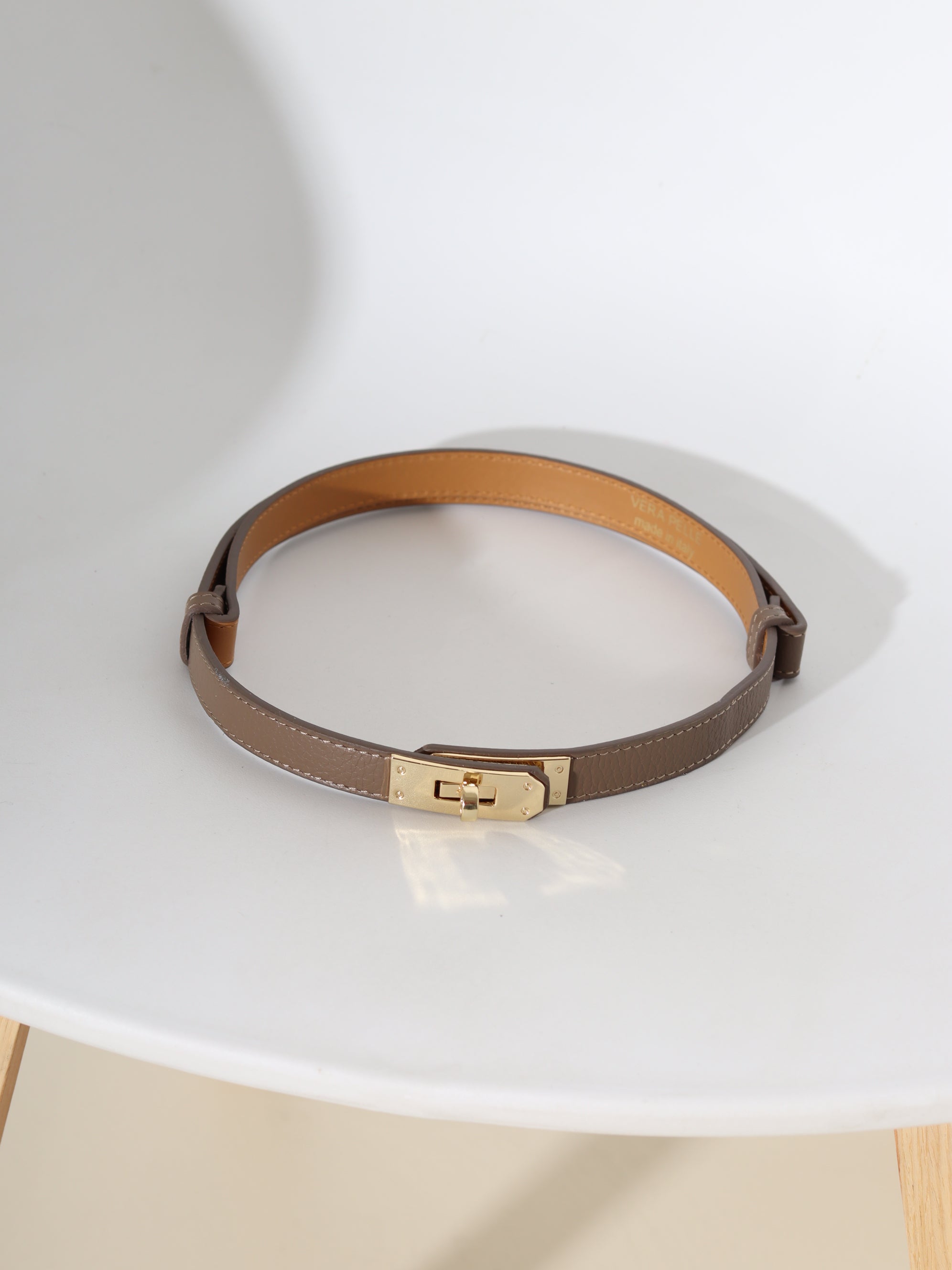 Brūna, d/a regulējama josta ar zelta āķīša aizdari - 18358