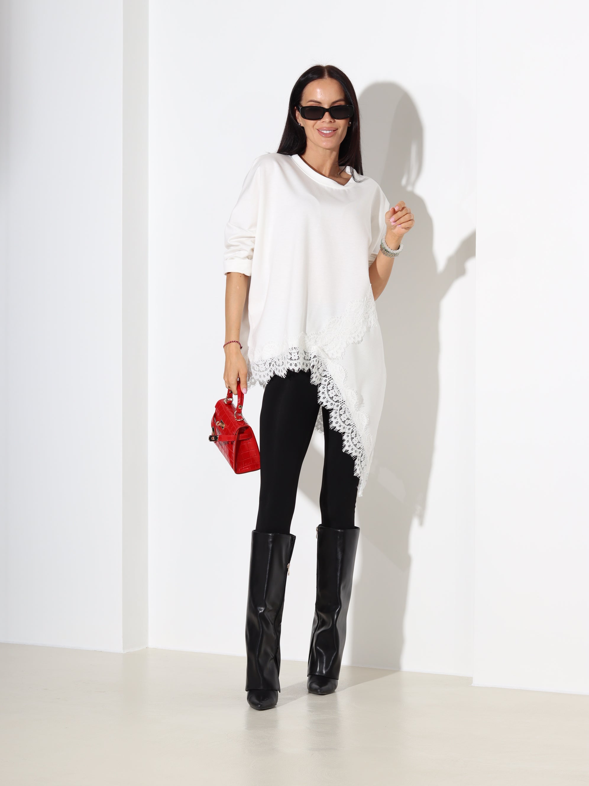 Balts tops ar pagarinātu apakšmalu un mežģīņu akcentu - 18300