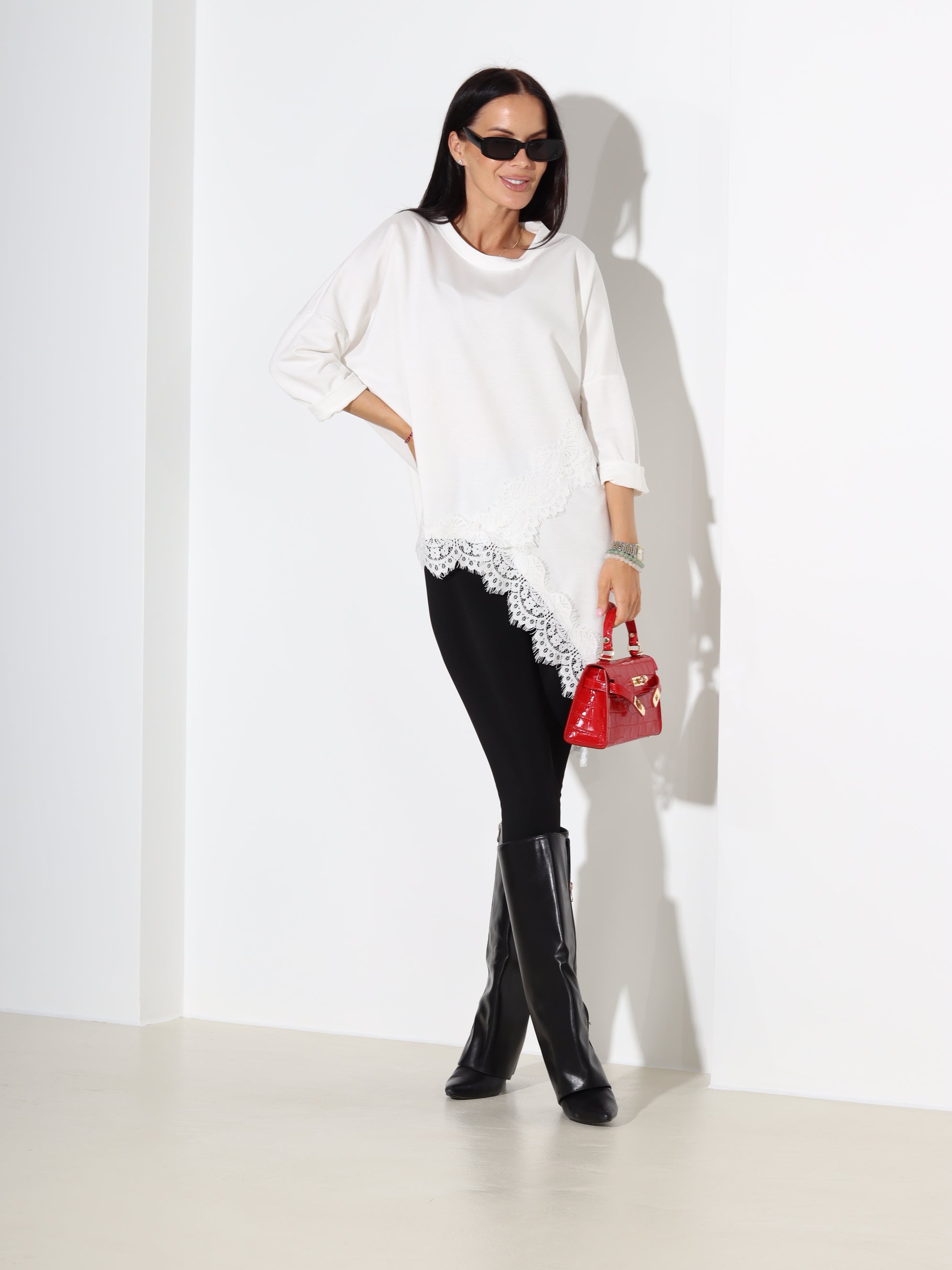 Balts tops ar pagarinātu apakšmalu un mežģīņu akcentu - 18300