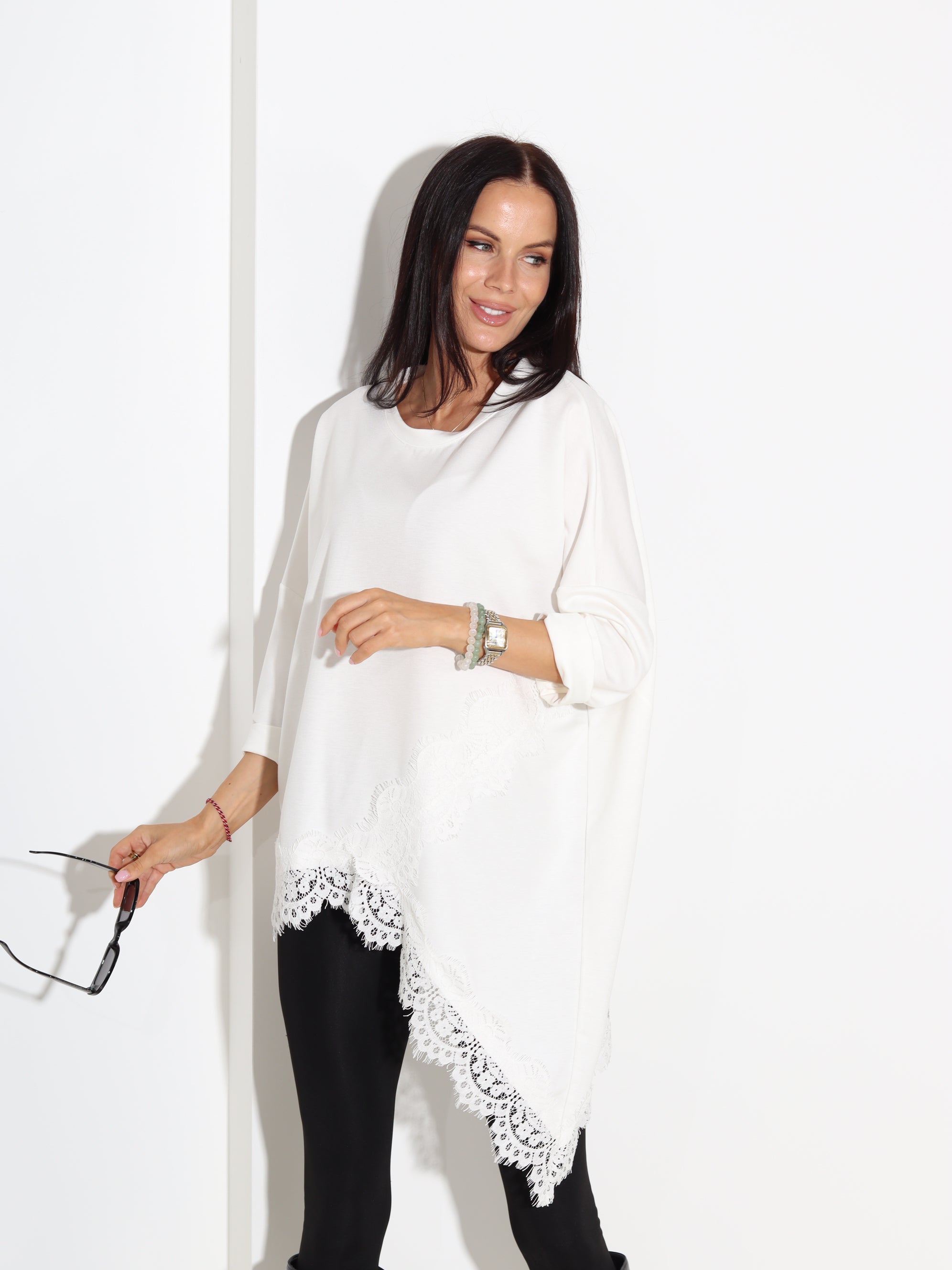 Balts tops ar pagarinātu apakšmalu un mežģīņu akcentu - 18300