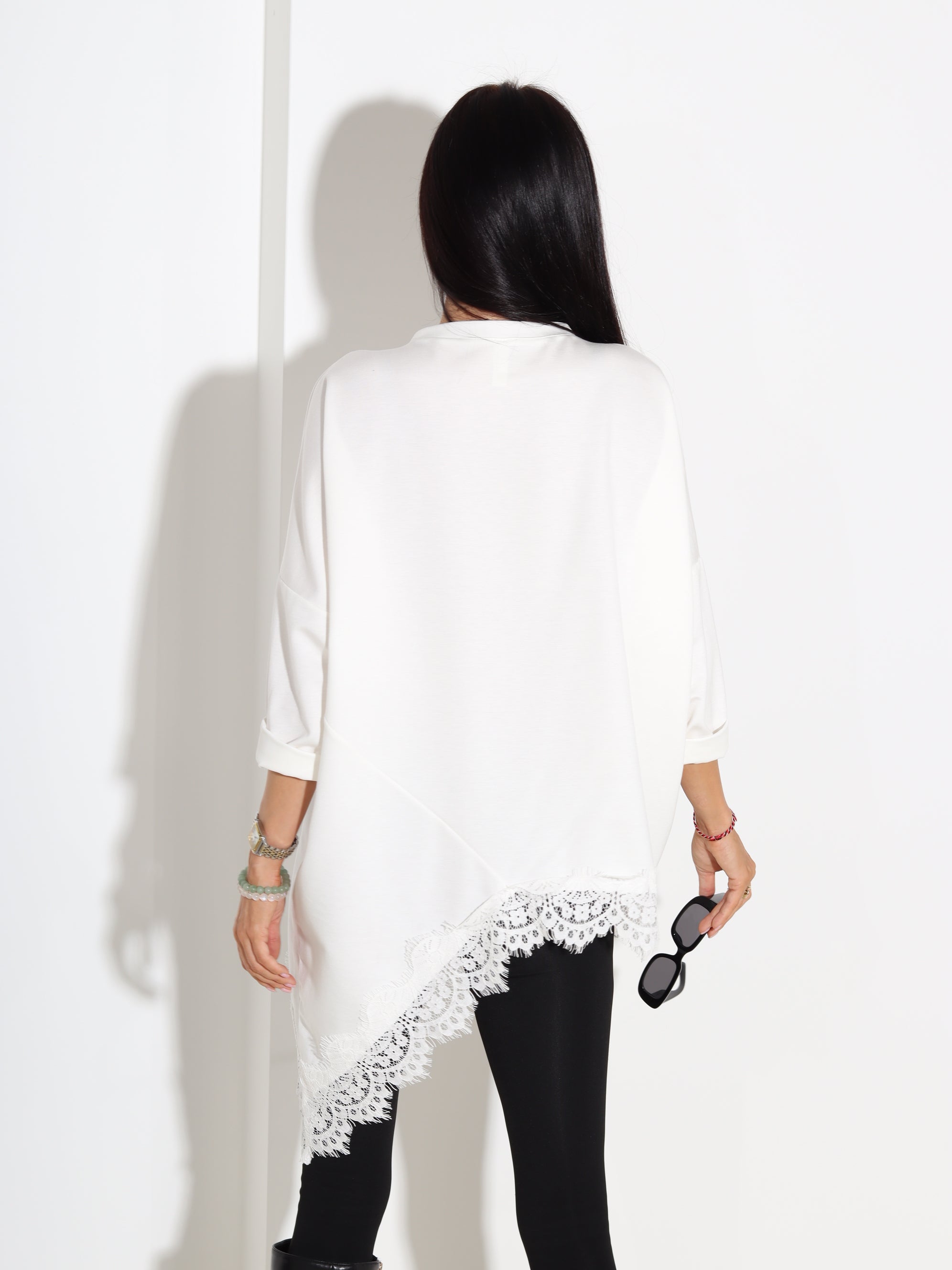 Balts tops ar pagarinātu apakšmalu un mežģīņu akcentu - 18300