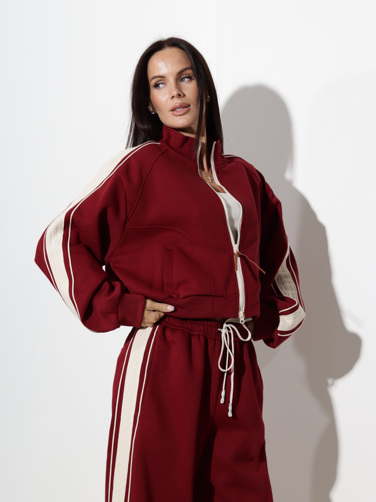 Bordo sarkans komplekts, sportiska stila ar svītrām - 21317