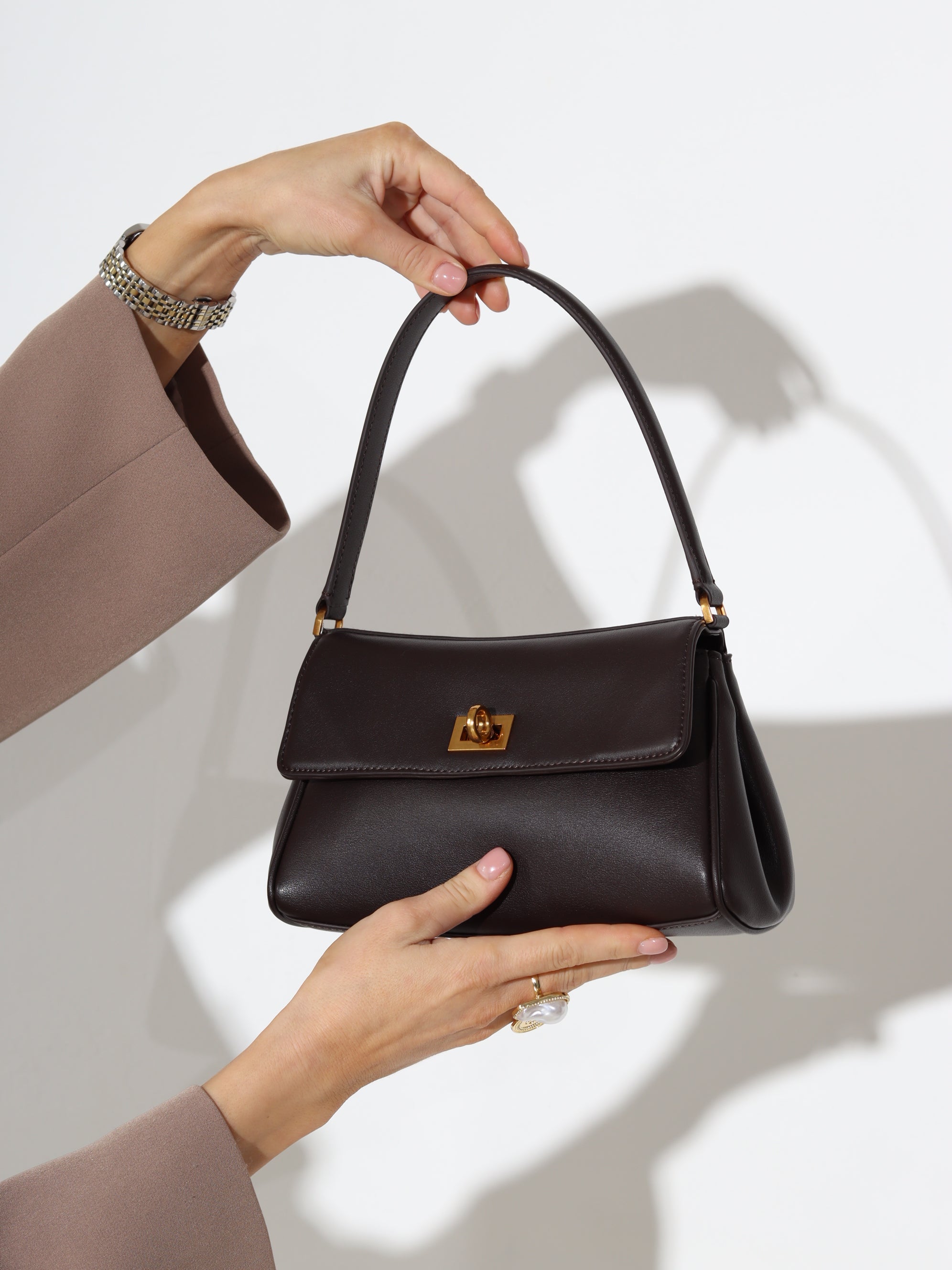 Brūna maza izmēra d/ādas soma ar kulla värvi mööbli - 17921