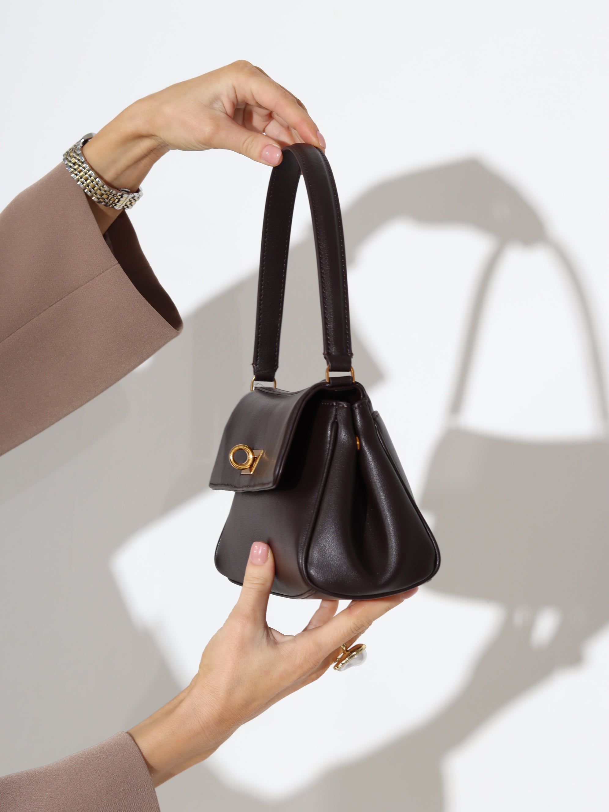 Brūna maza izmēra d/ādas soma ar kulla värvi mööbli - 17921