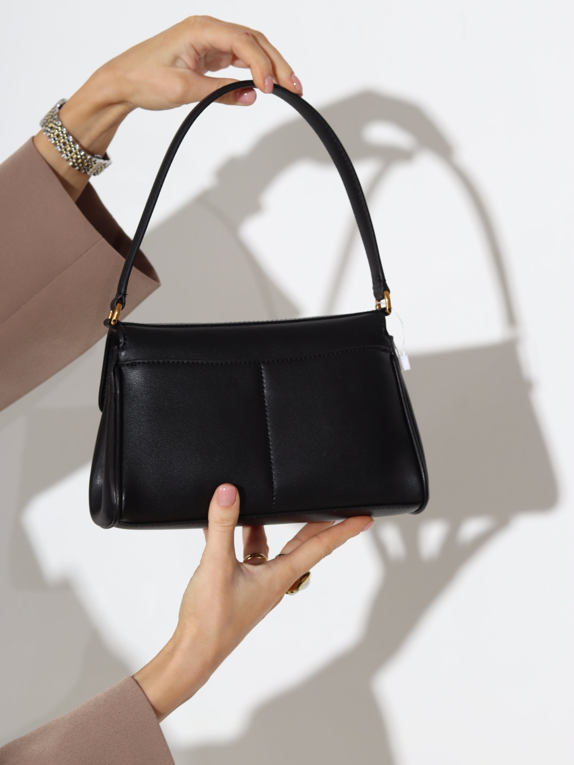 Melna maza izmēra d/ādas soma ar zelta värvi furnitūru - 17922