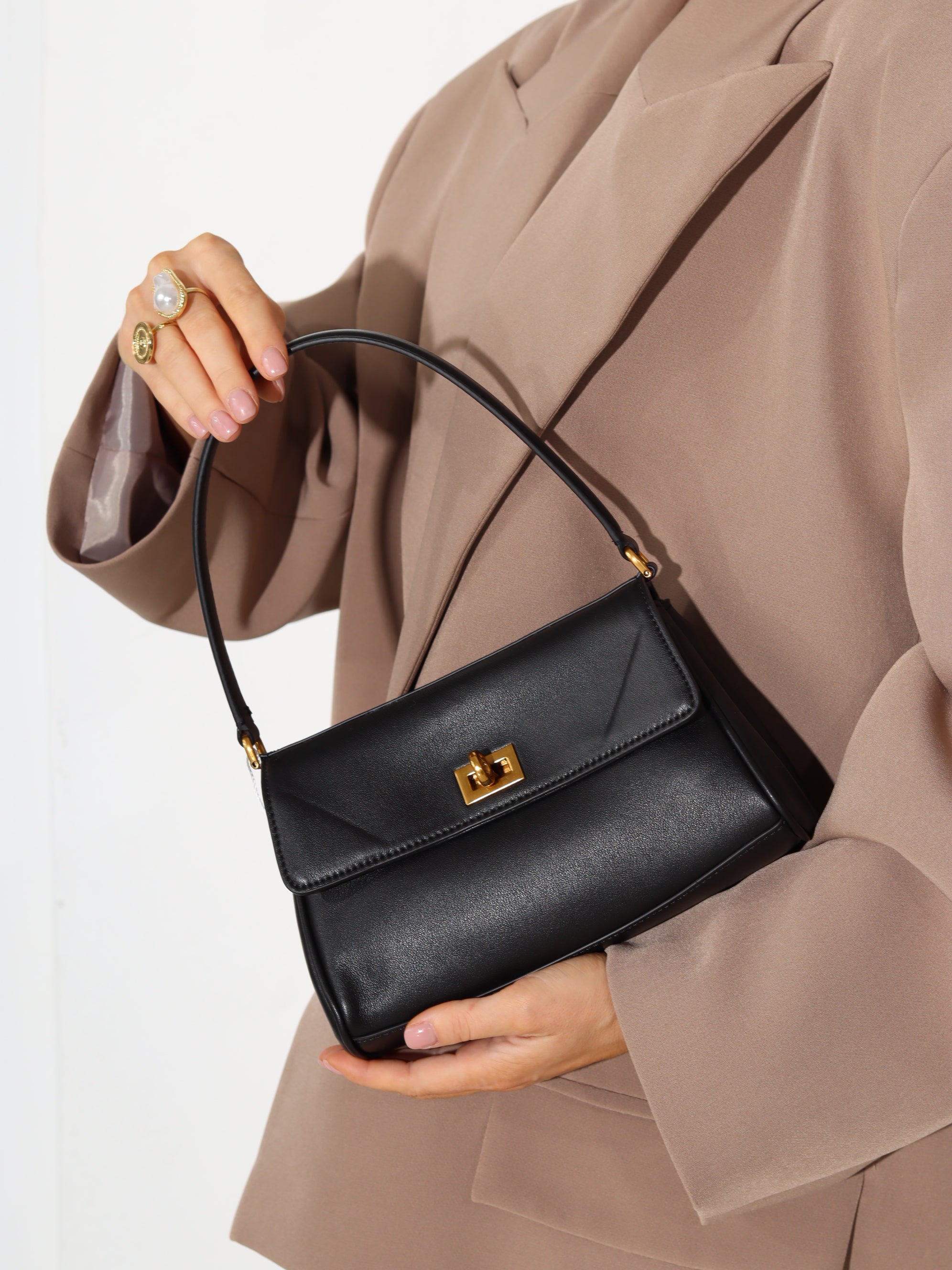 Melna maza izmēra d/ādas soma ar zelta krāsas furnitūru - 17922