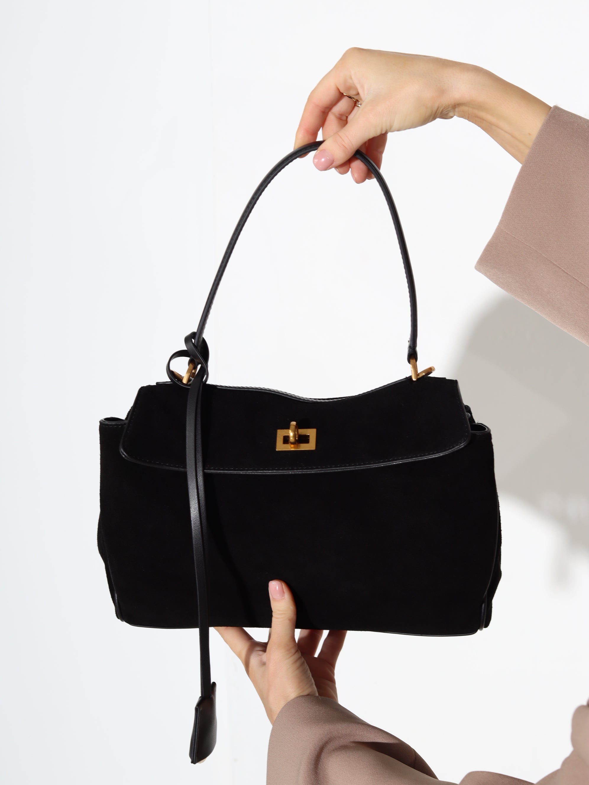 Melna MIDI d/zamšādas soma uz vienas lences un zelta krāsas aizdari - 17931