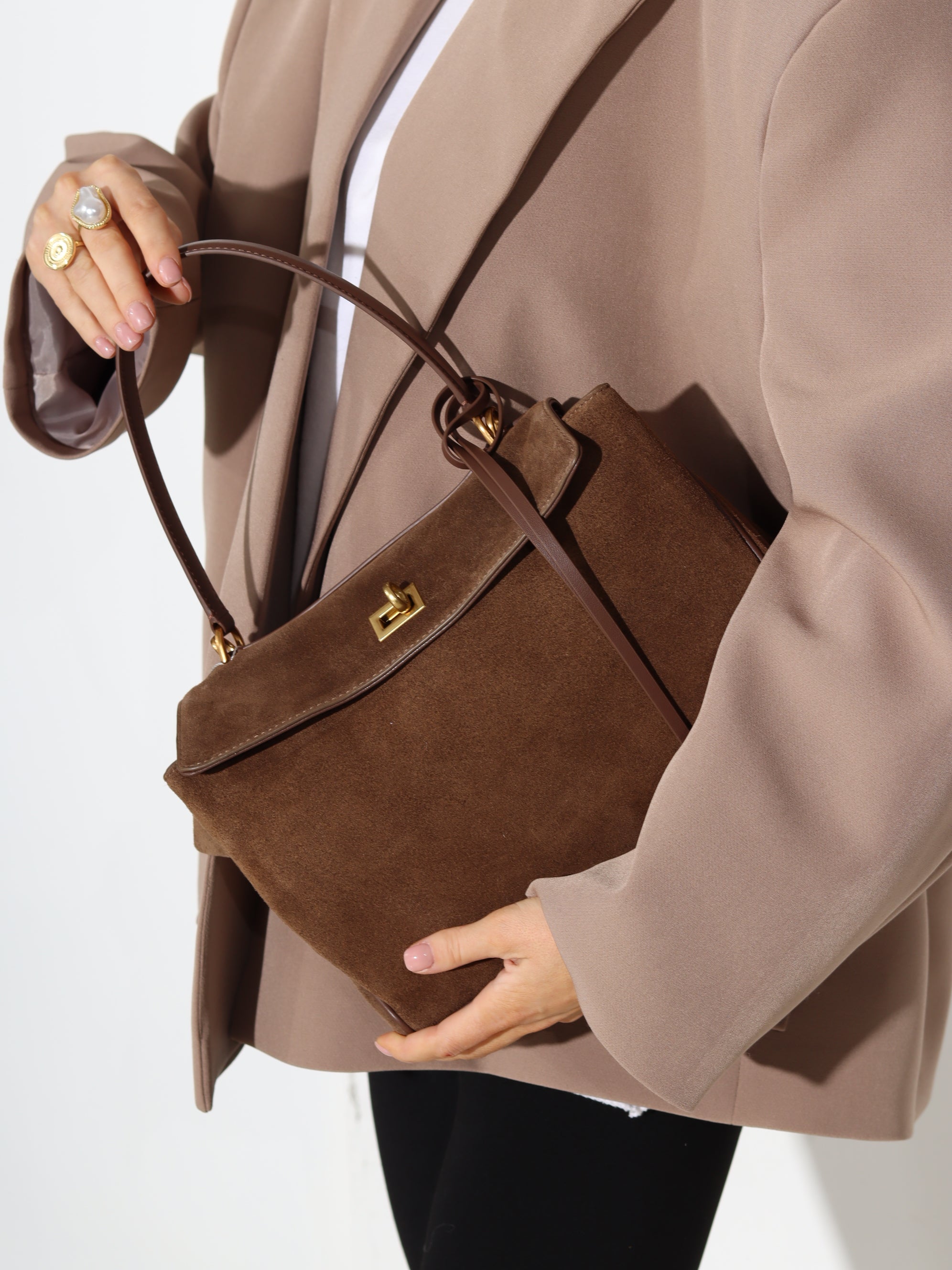 G.brūna MIDI d/zamšādas soma uz vienas lences un ādas kabatiņām aizmugurē - 17927