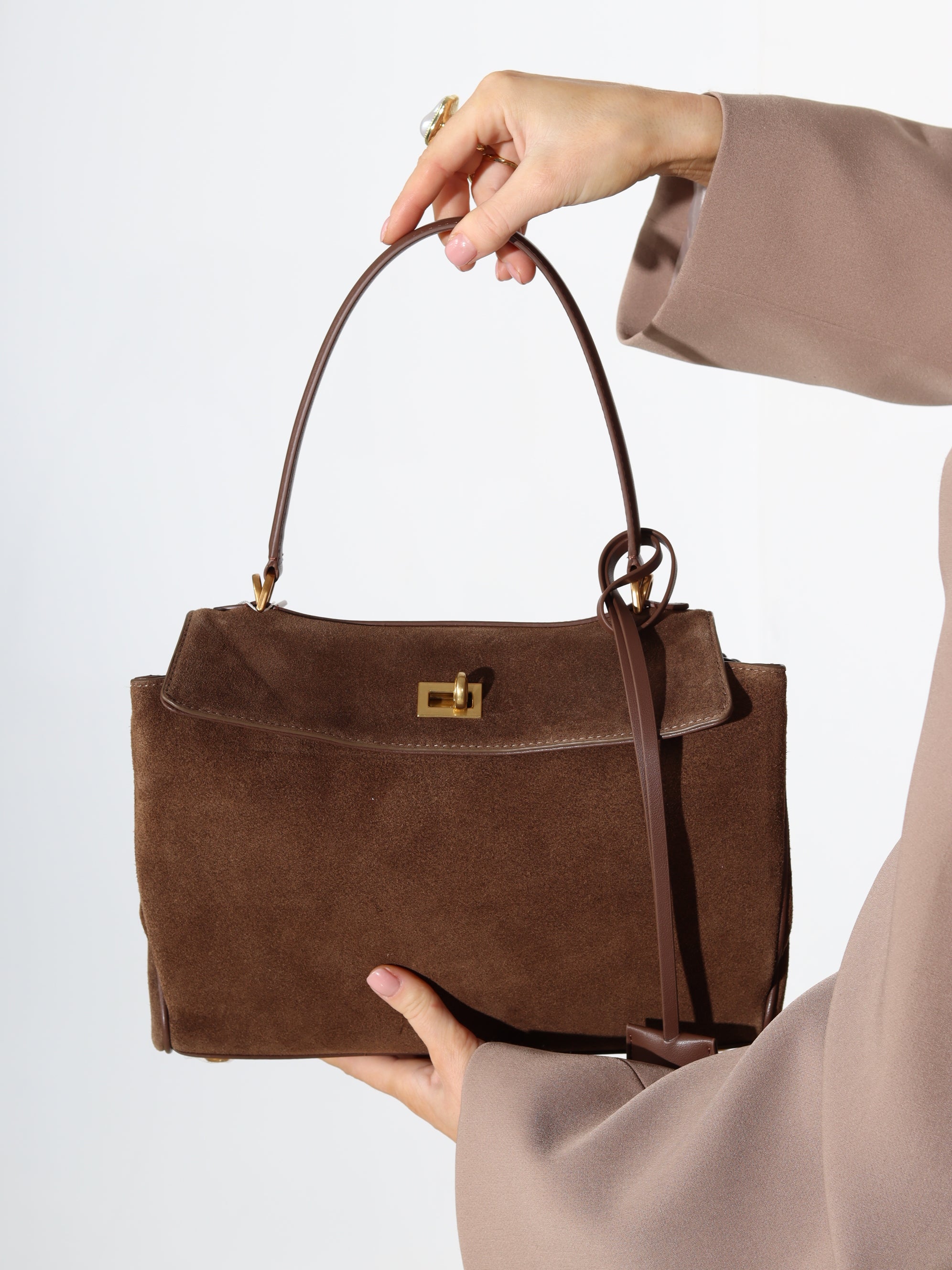 G.brūna MIDI d/zamšādas soma uz vienas lences un ādas kabatiņām aizmugurē - 17927