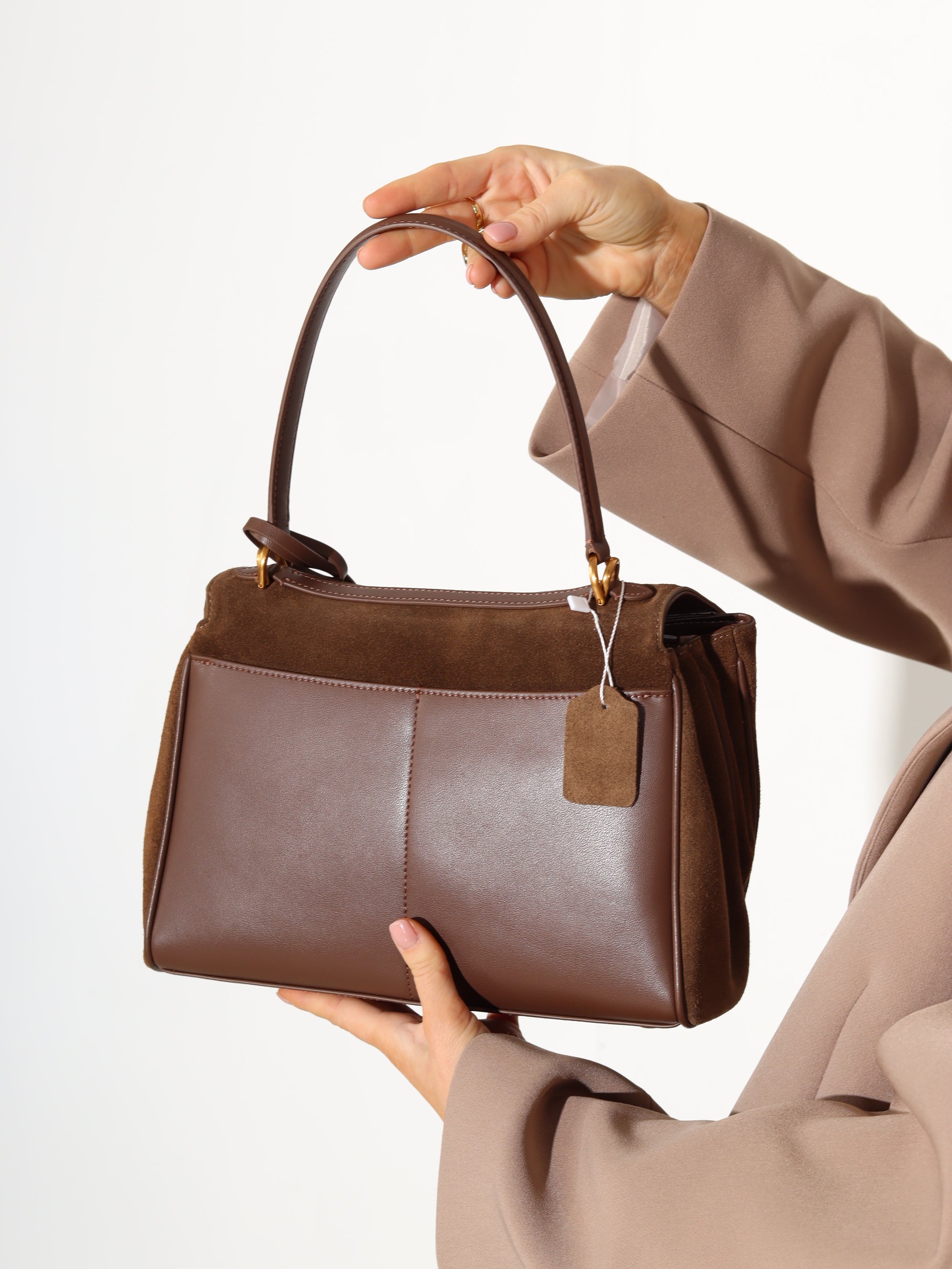 G.brūna MIDI d/zamšādas soma uz vienas lences un ādas kabatiņām aizmugurē - 17927