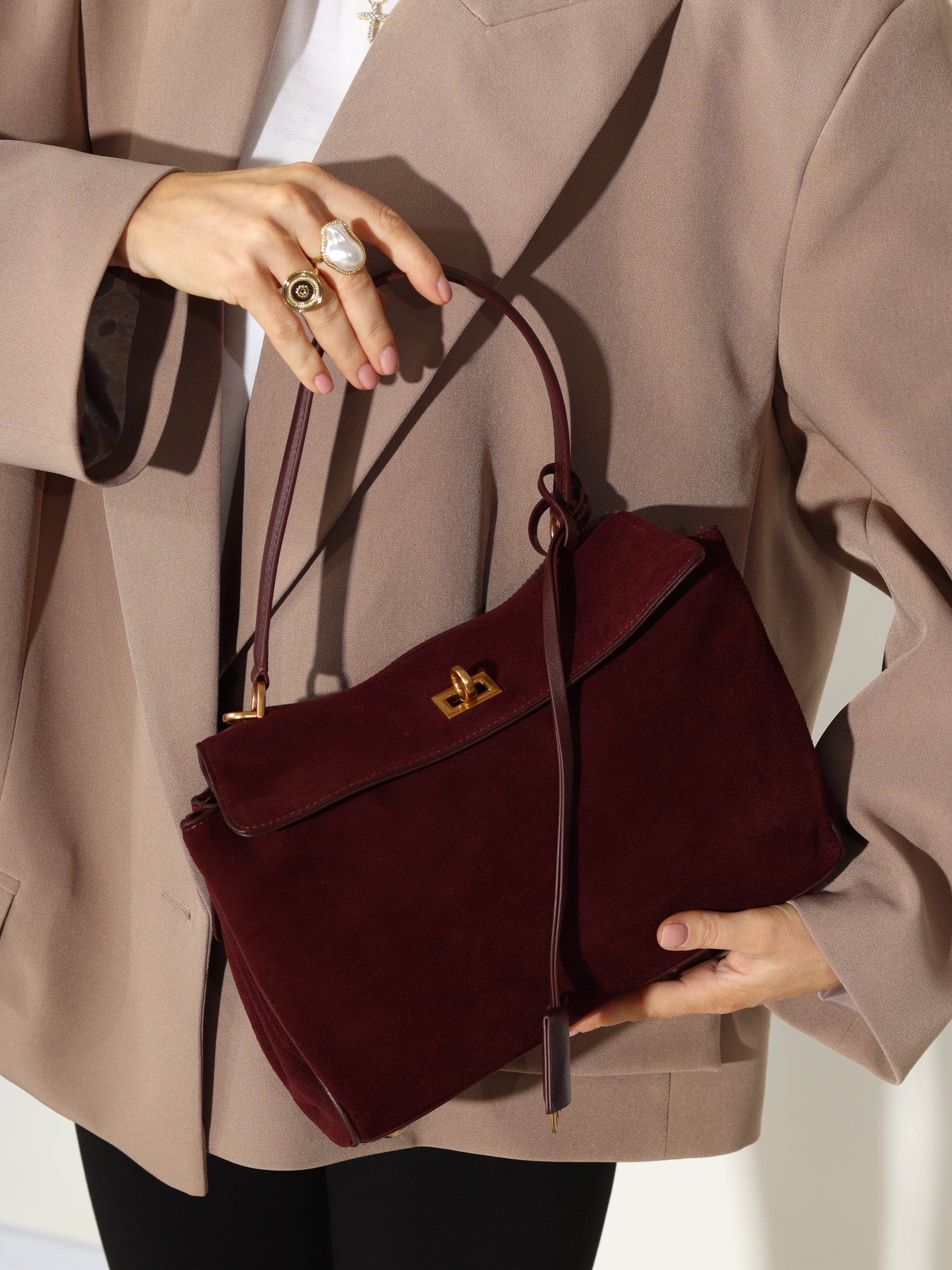 Bordo MIDI d/zamšādas soma uz vienas lences un zelta krāsas aizdari - 17930