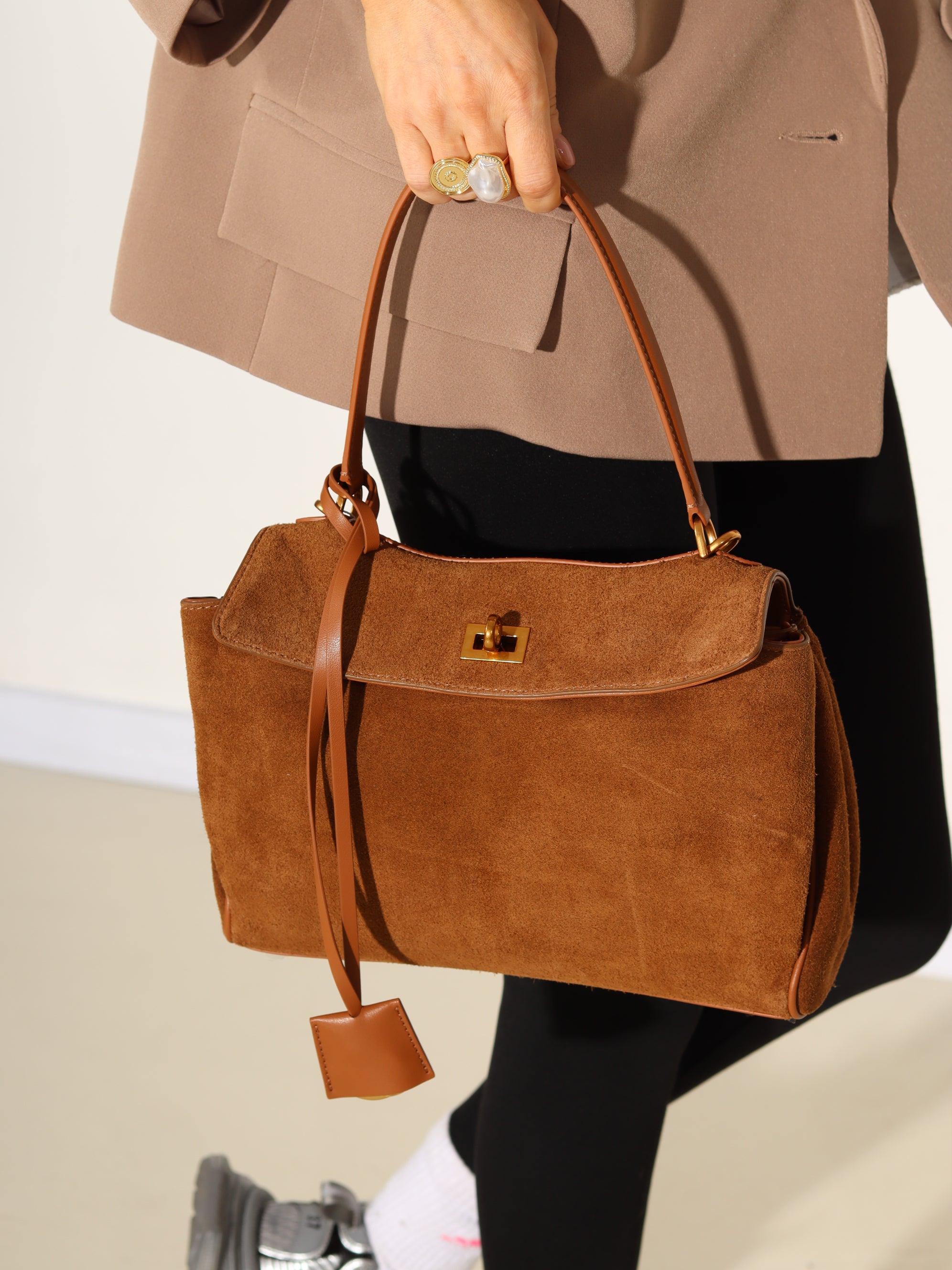 Camel/brūna MIDI d/zamšādas soma uz vienas lences un ādas kabatiņām aizmugurē - 17926