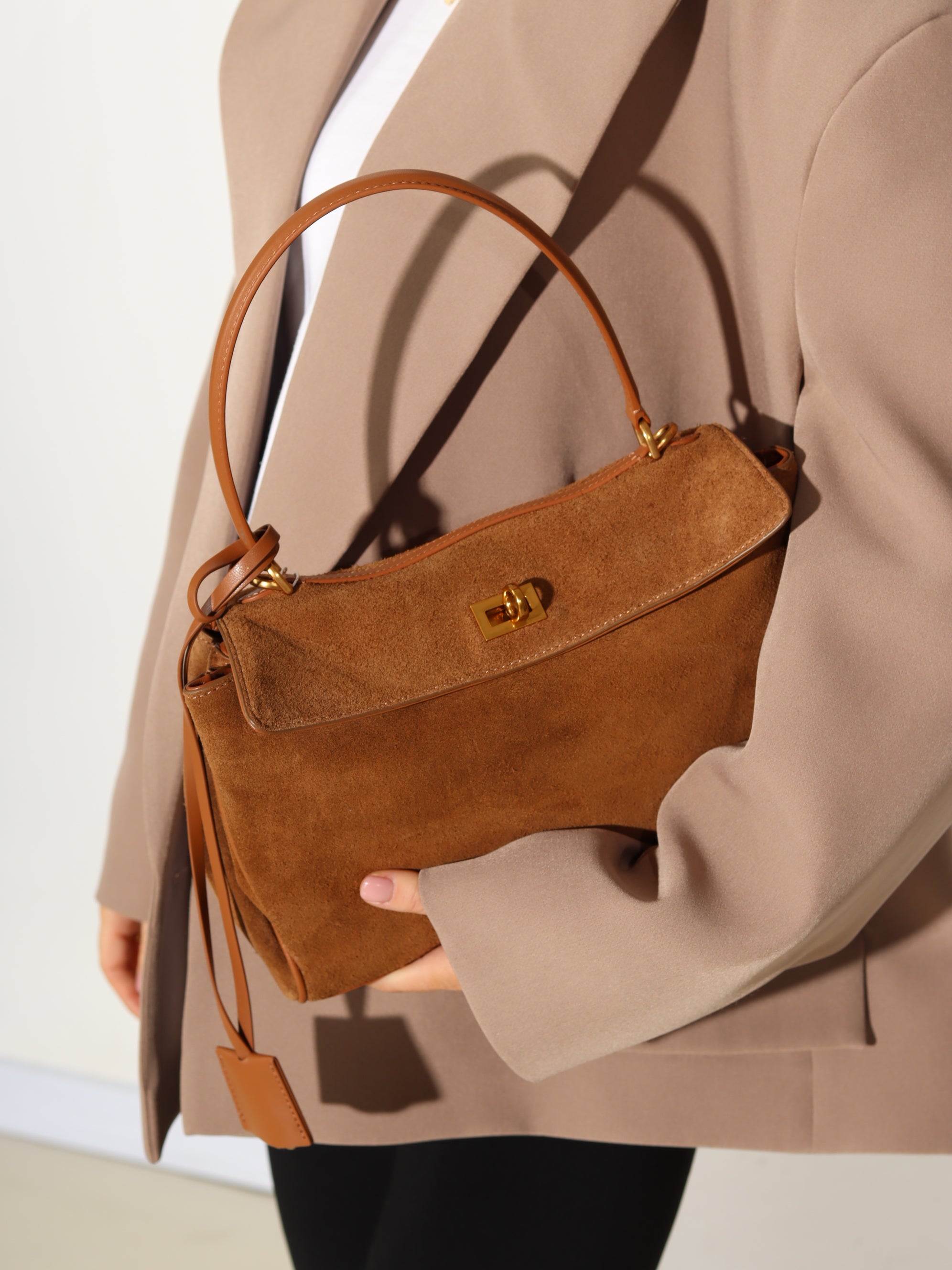 Camel/brūna MIDI d/zamšādas soma uz vienas lences un ādas kabatiņām taga - 17926