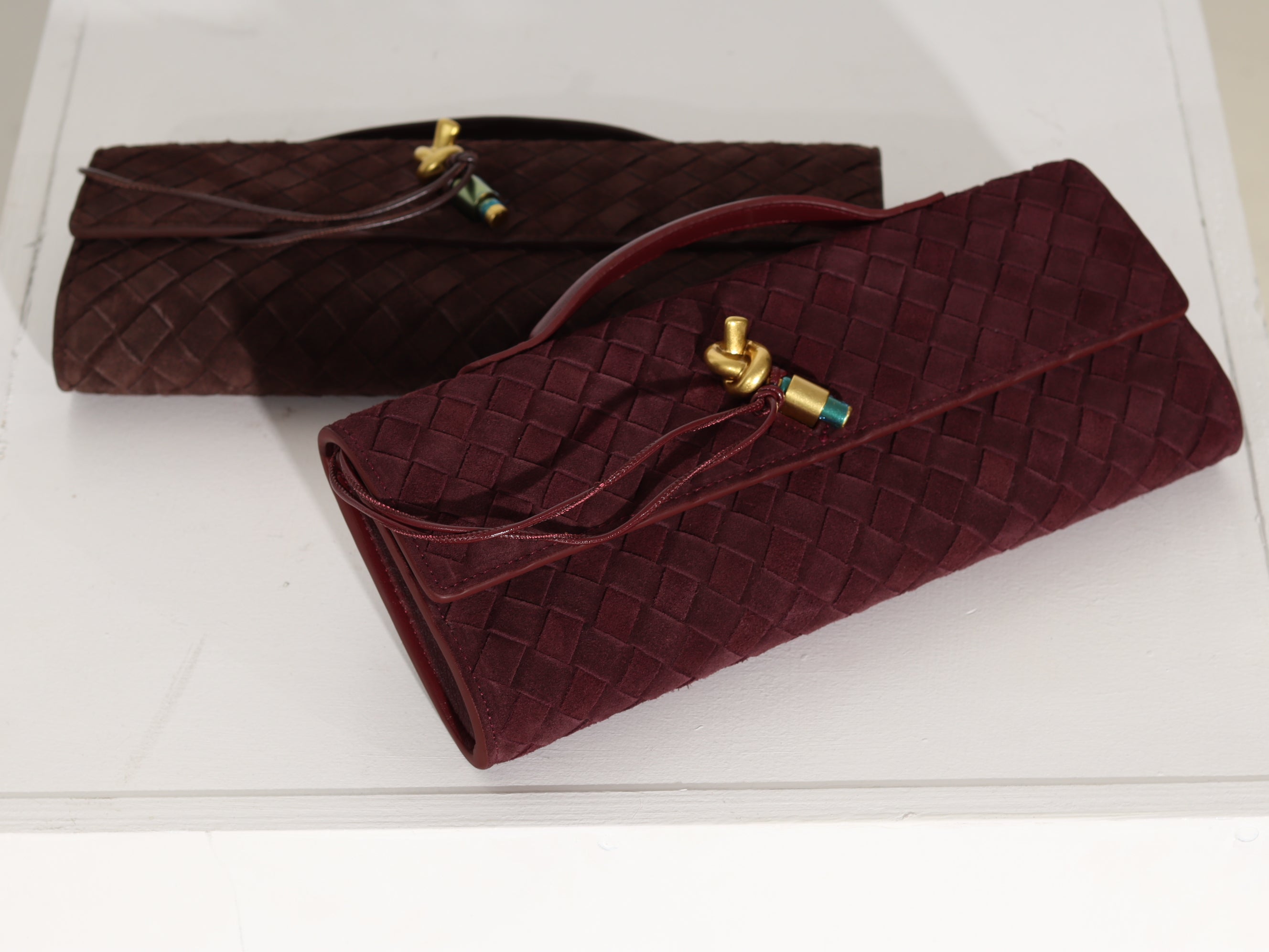 Bordo d/zamšādas taisnstūra formas pīta soma ar zelta dekora aizdari - 17934