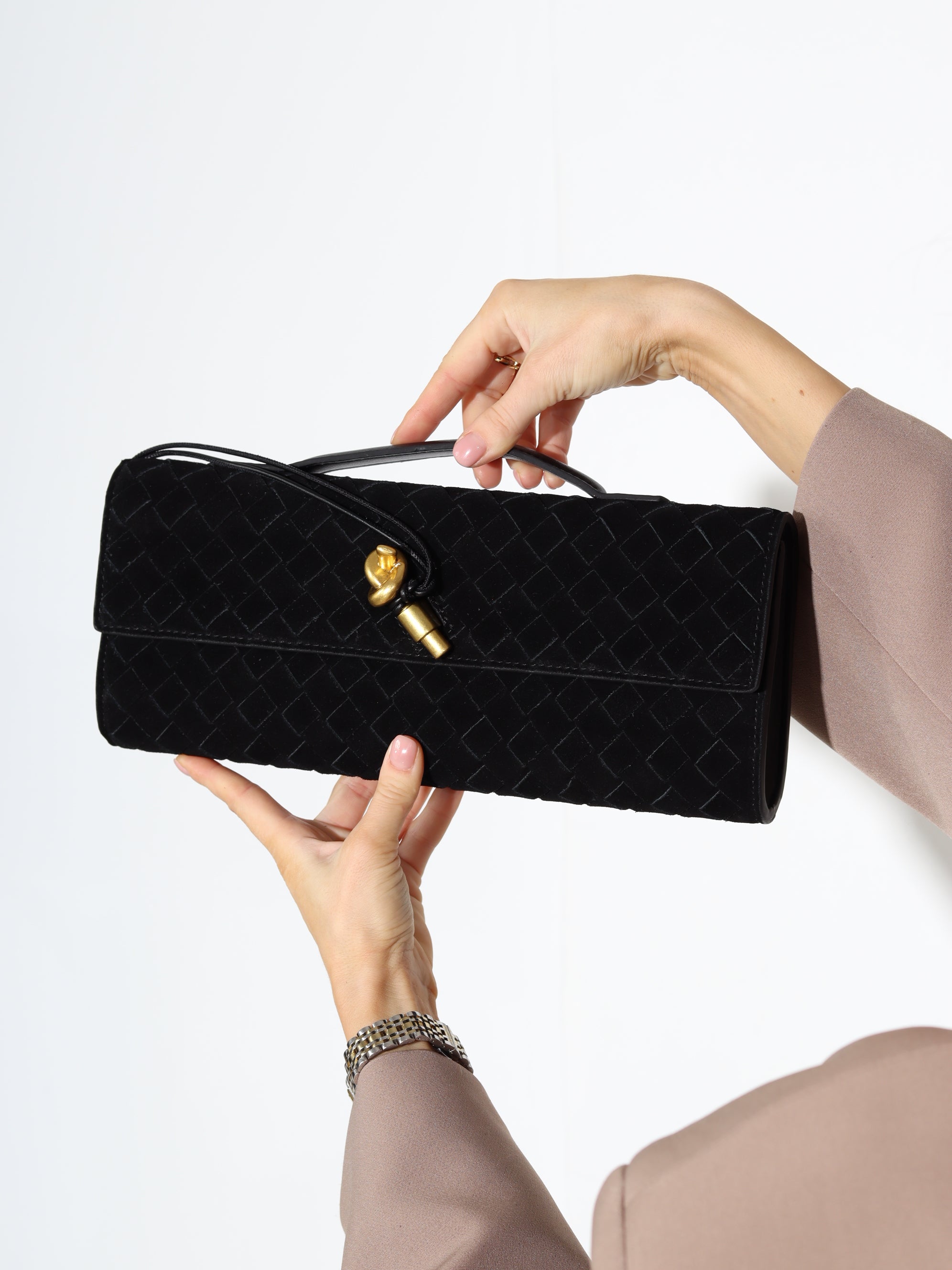 Melna d/zamšādas taisnstūra formas pīta soma ar zelta dekora aizdari - 17935