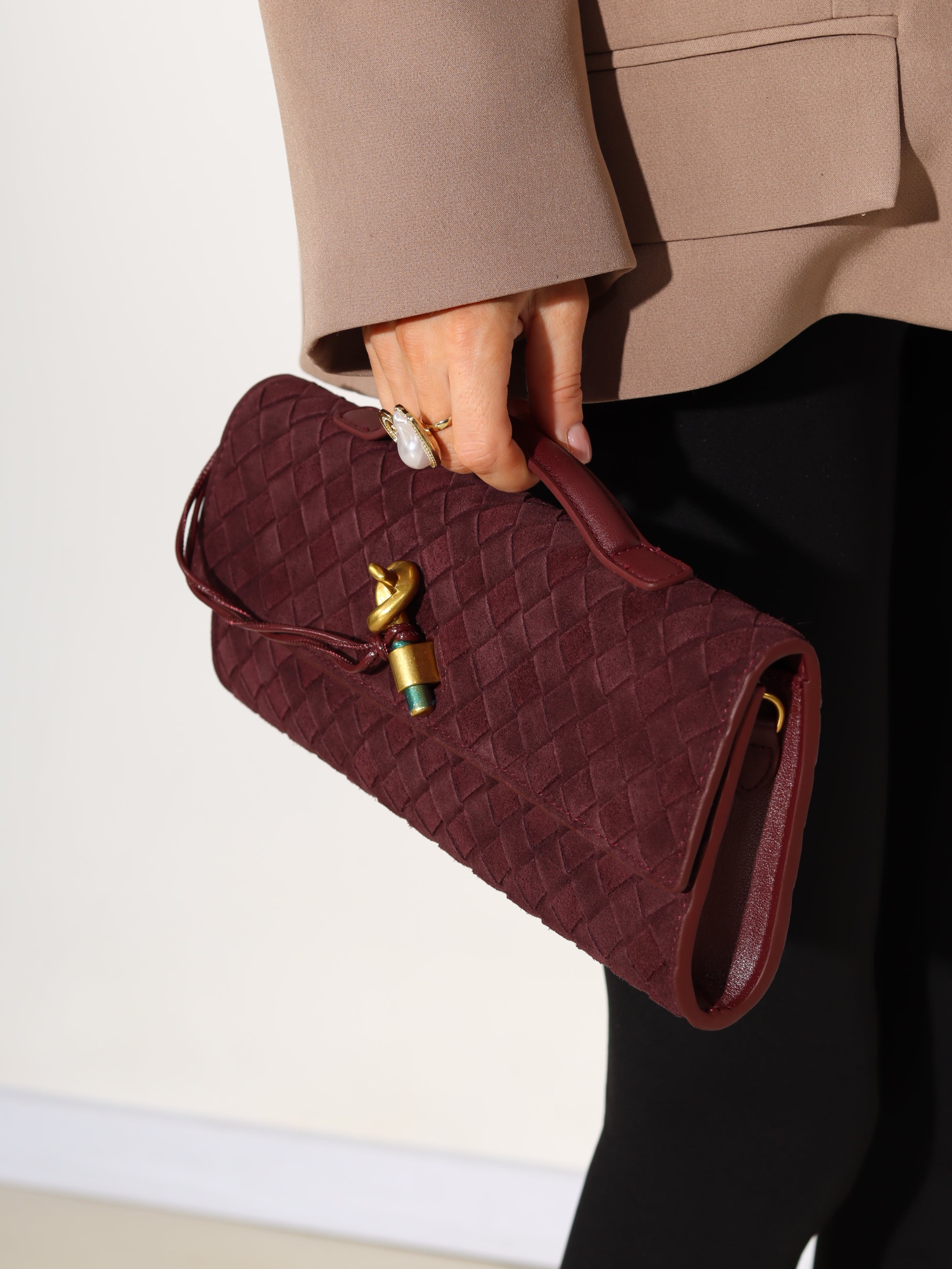 Bordo d/zamšādas taisnstūra formas pīta soma ar zelta dekora aizdari - 17934