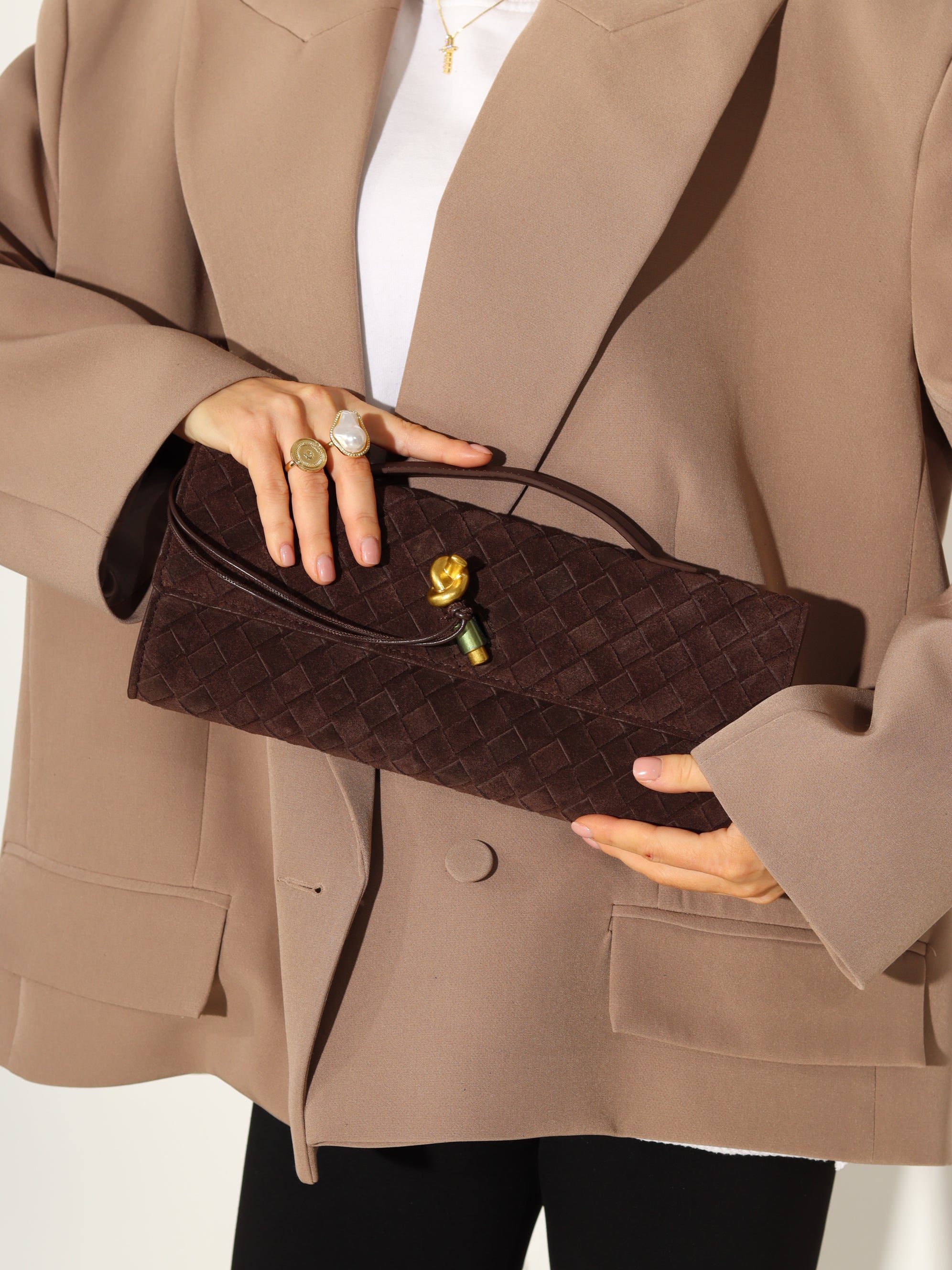 Brūna d/zamšādas taisnstūra formas pīta soma ar zelta dekora aizdari - 17936