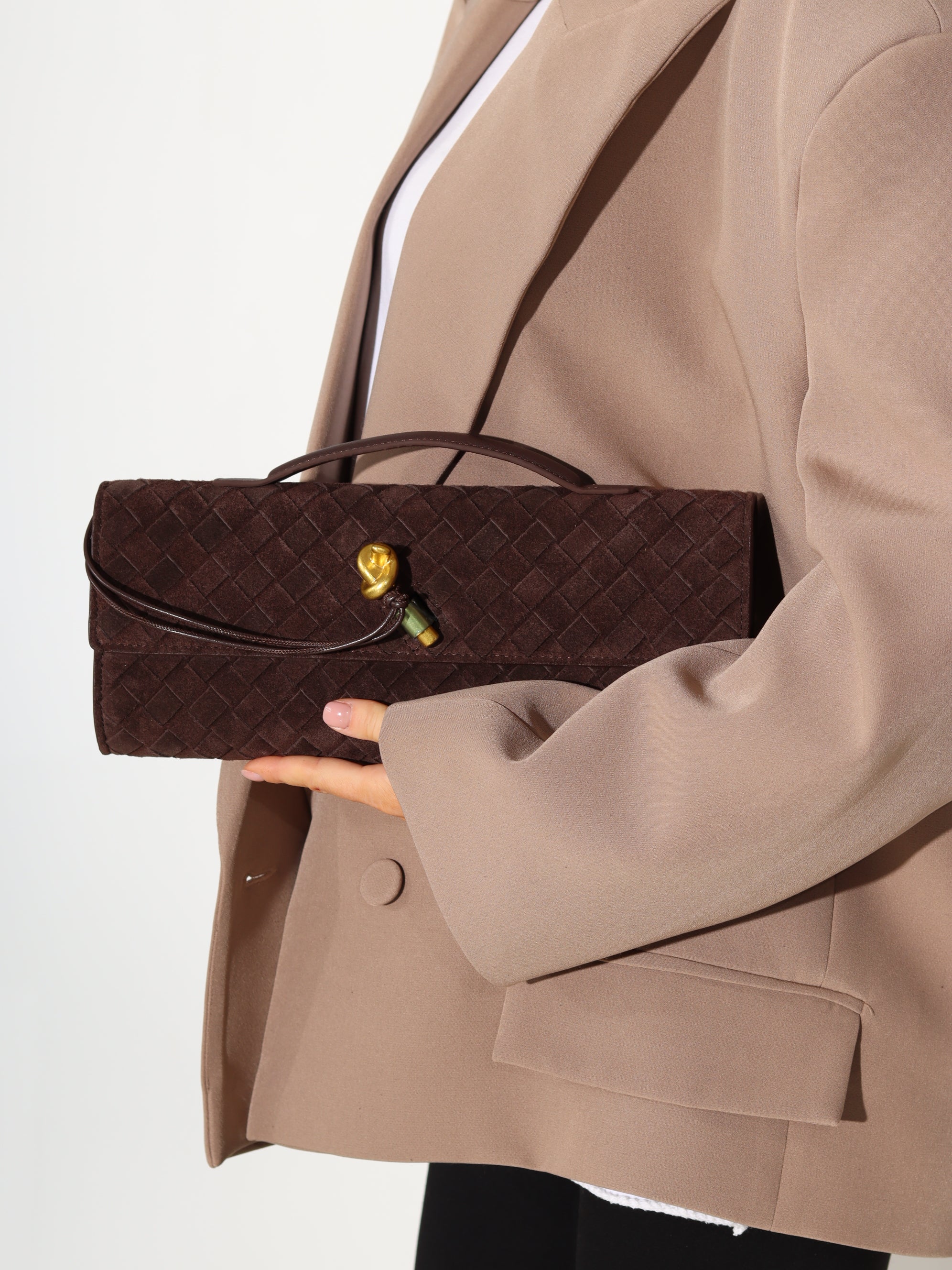 Brūna d/zamšādas taisnstūra formas pīta soma ar zelta dekora aizdari - 17936