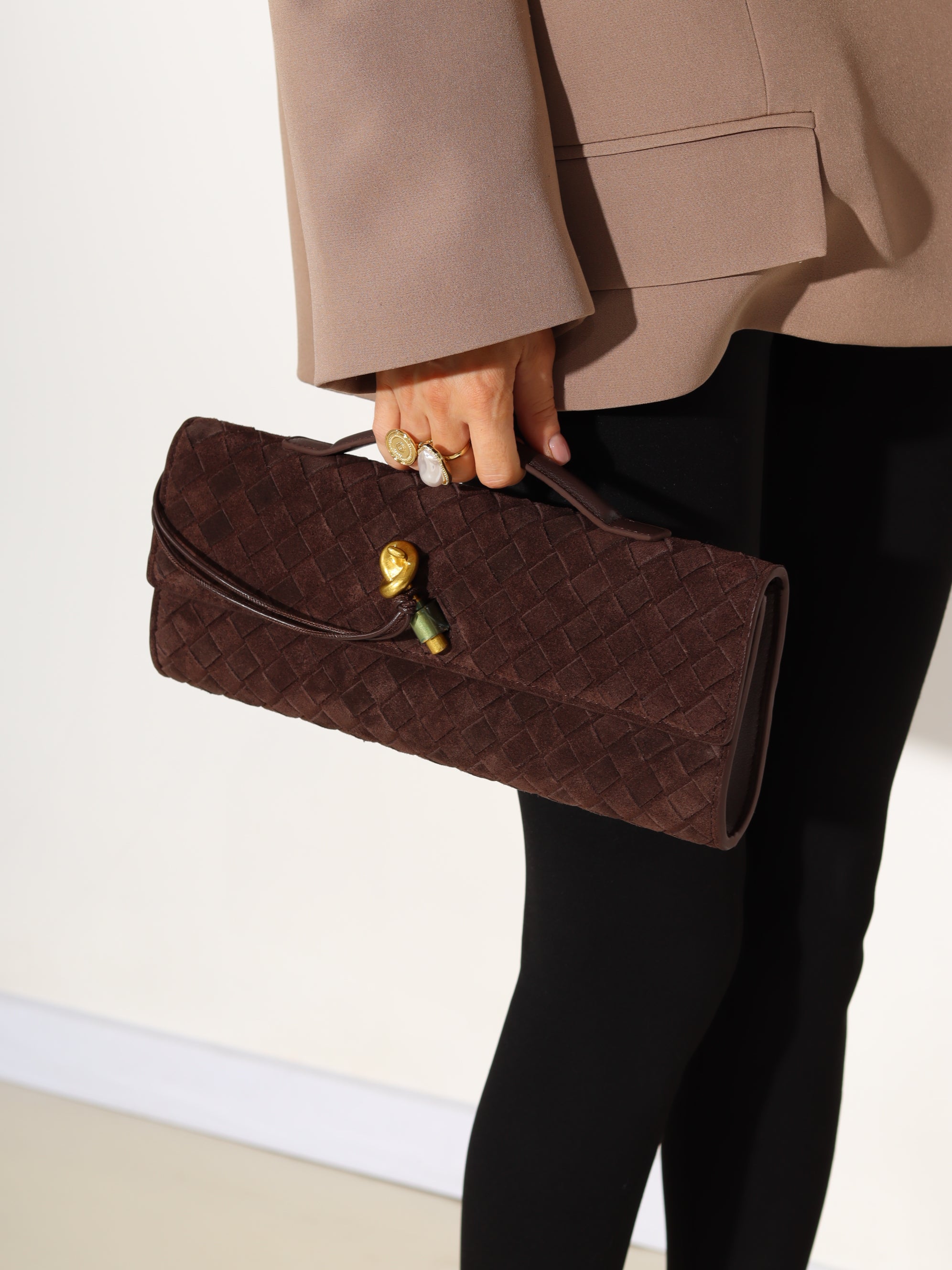 Brūna d/zamšādas taisnstūra formas pīta soma ar zelta dekora aizdari - 17936