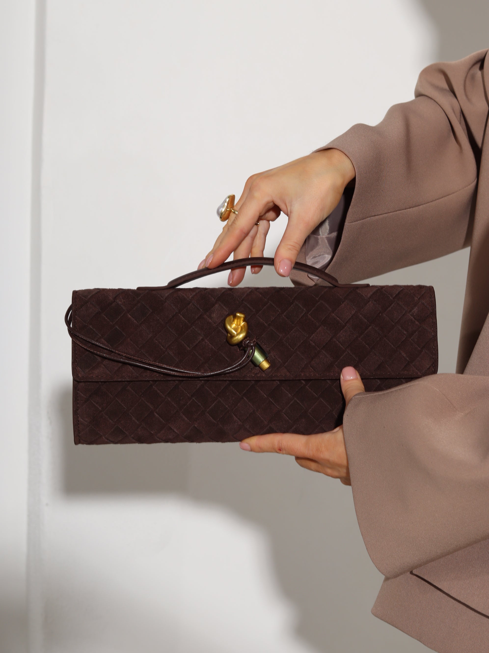 Brūna d/zamšādas taisnstūra formas pīta soma ar zelta dekora aizdari - 17936