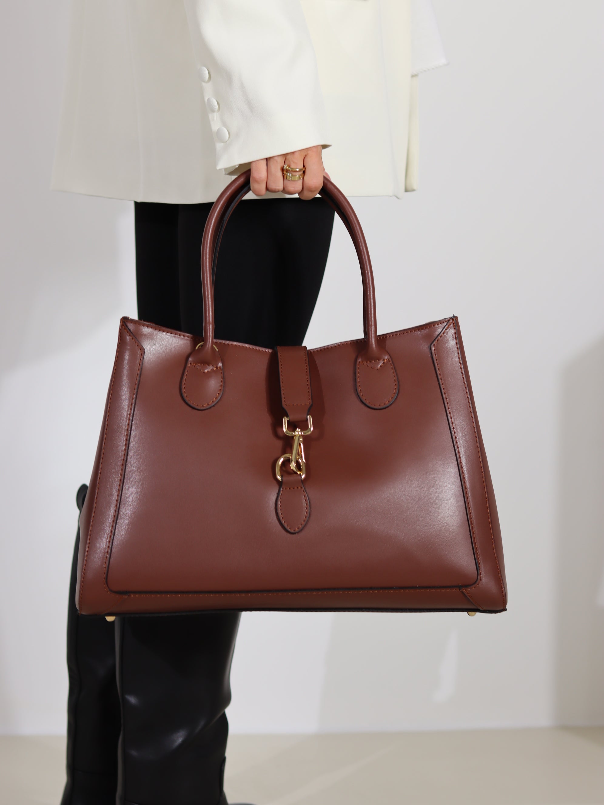 Brūna liela d/ā soma ar zelta krāsas aizdari - 18104