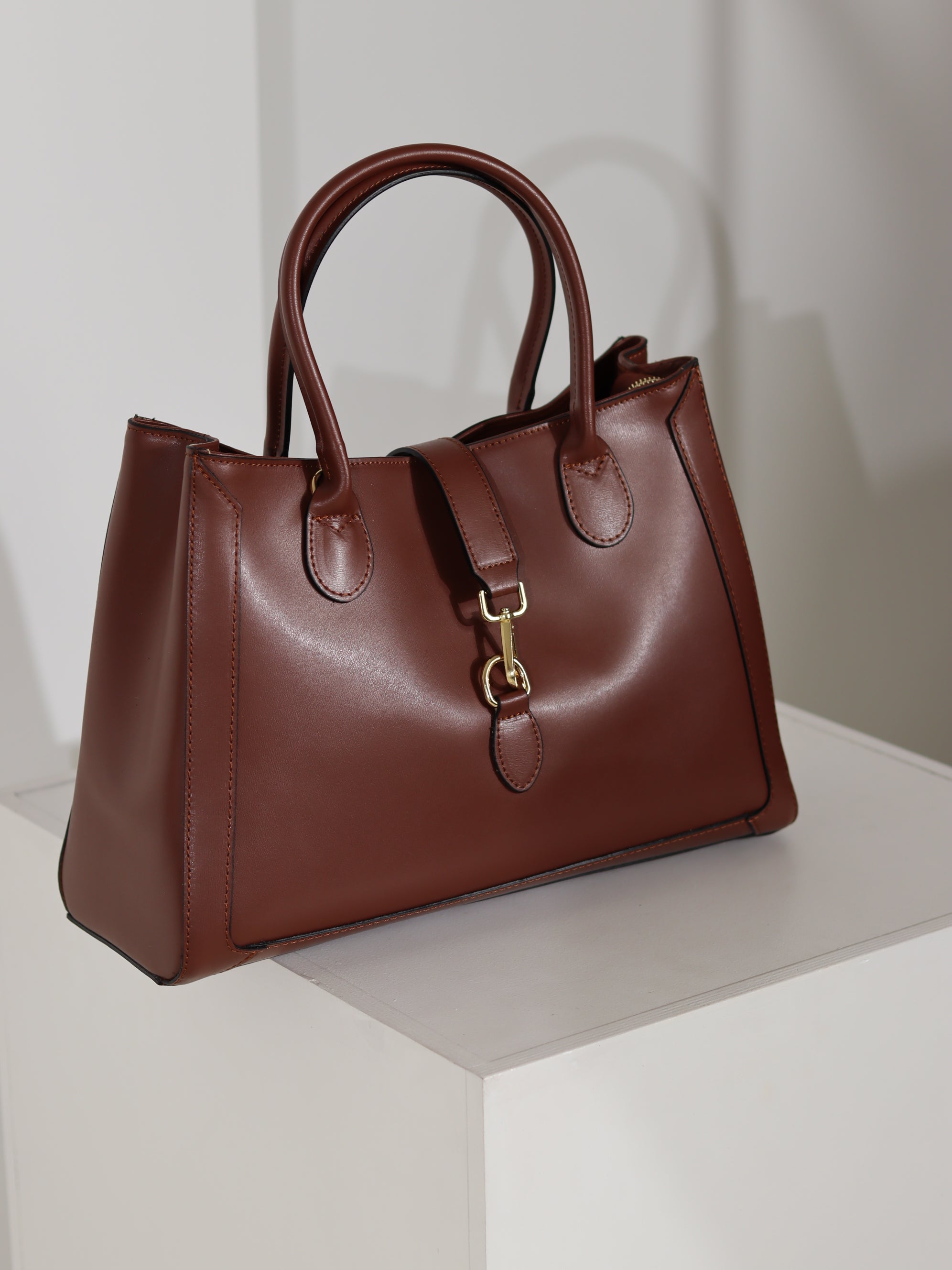 Brūna liela d/ā soma ar zelta krāsas aizdari - 18104