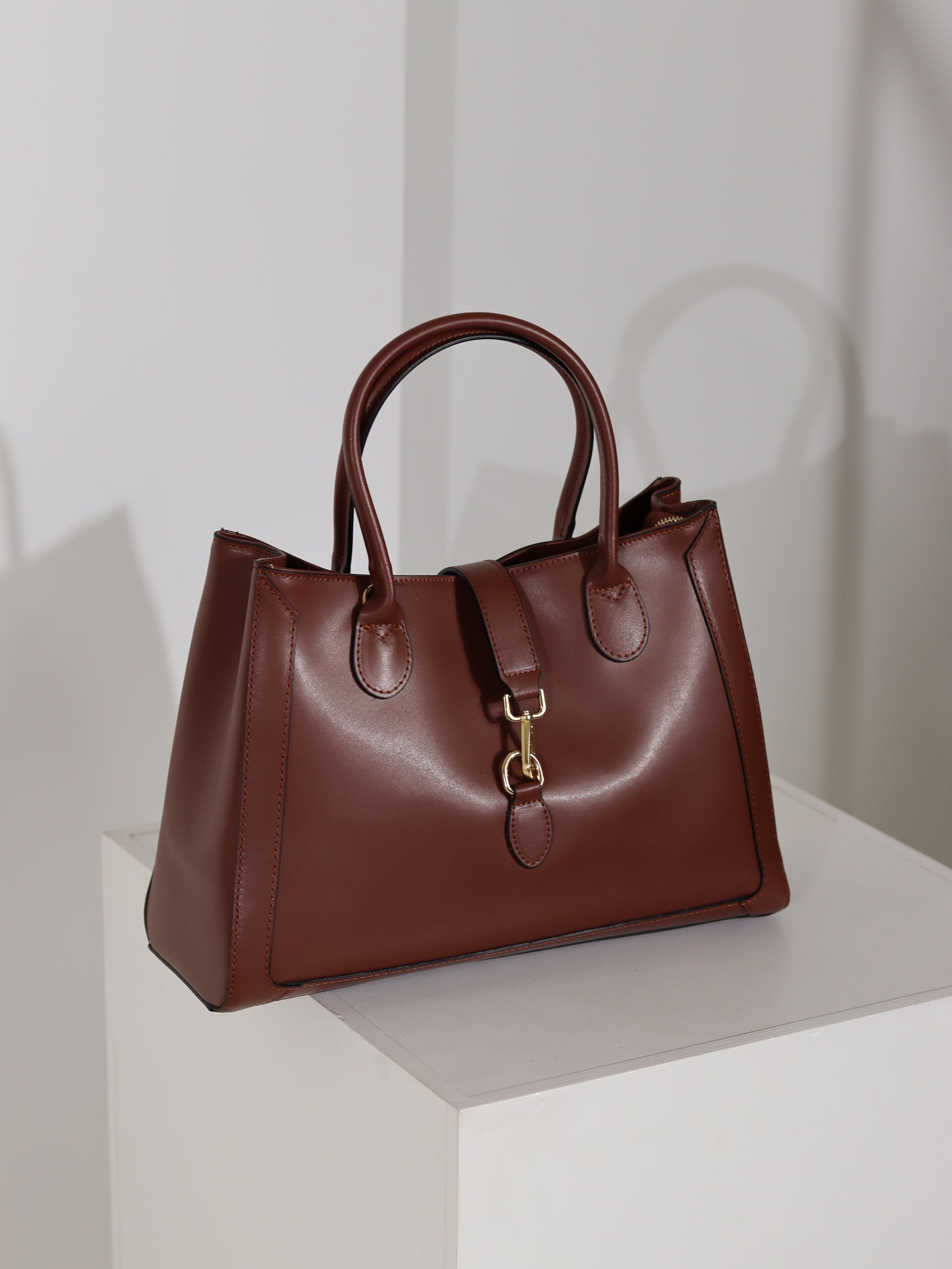 Brūna liela d/ā soma ar zelta krāsas aizdari - 18104