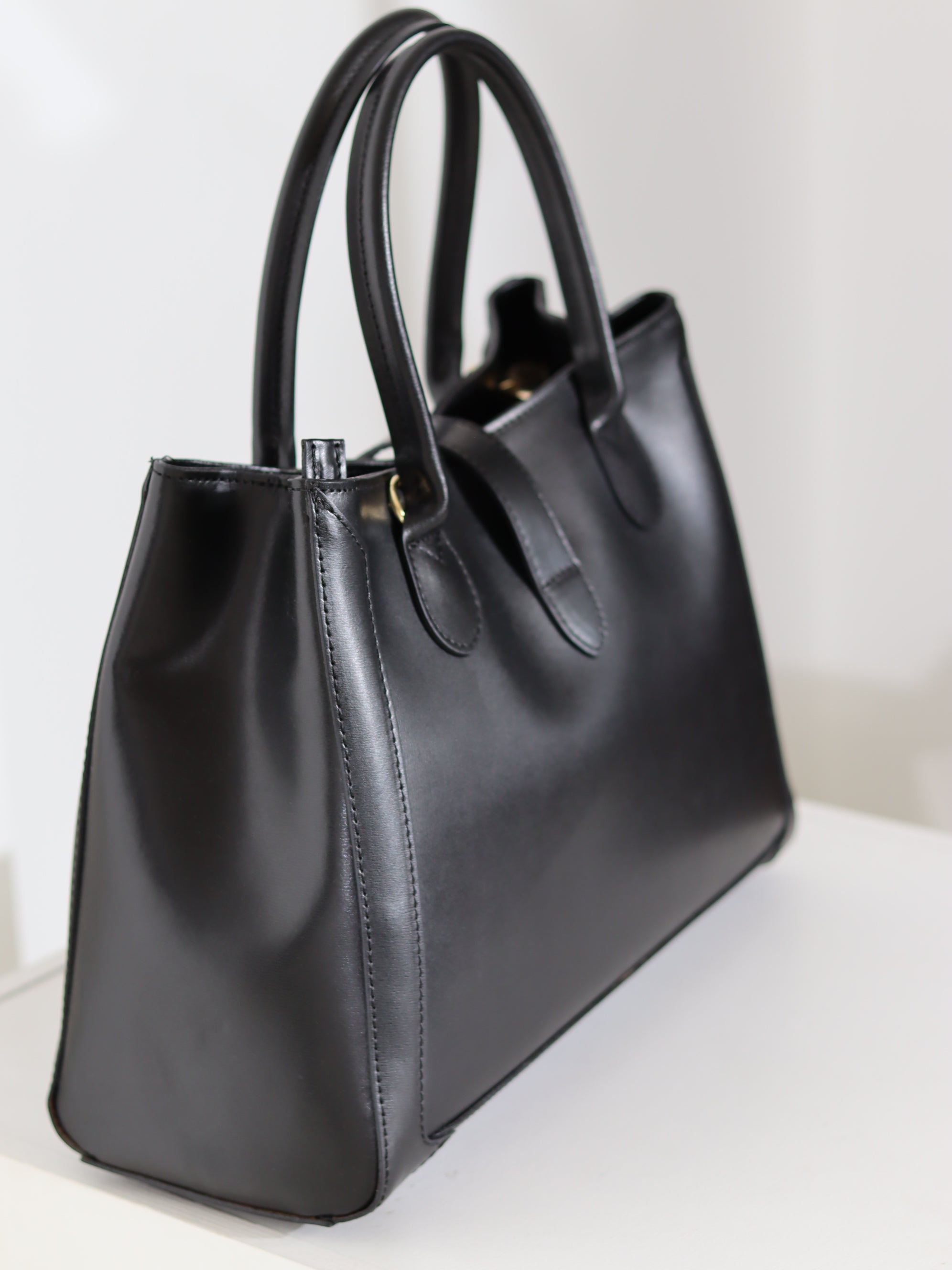 Melna liela d/ā soma ar zelta värvi aizdari - 18103