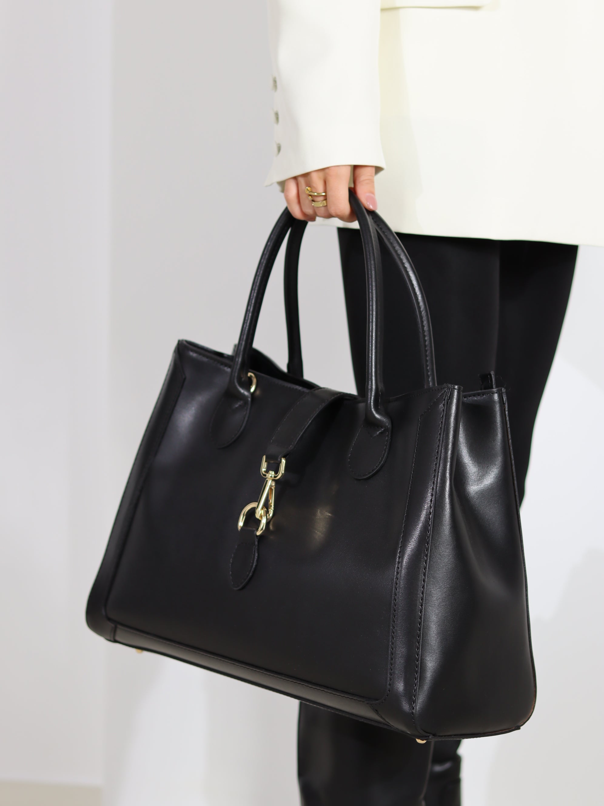 Melna liela d/ā soma ar zelta värvi aizdari - 18103