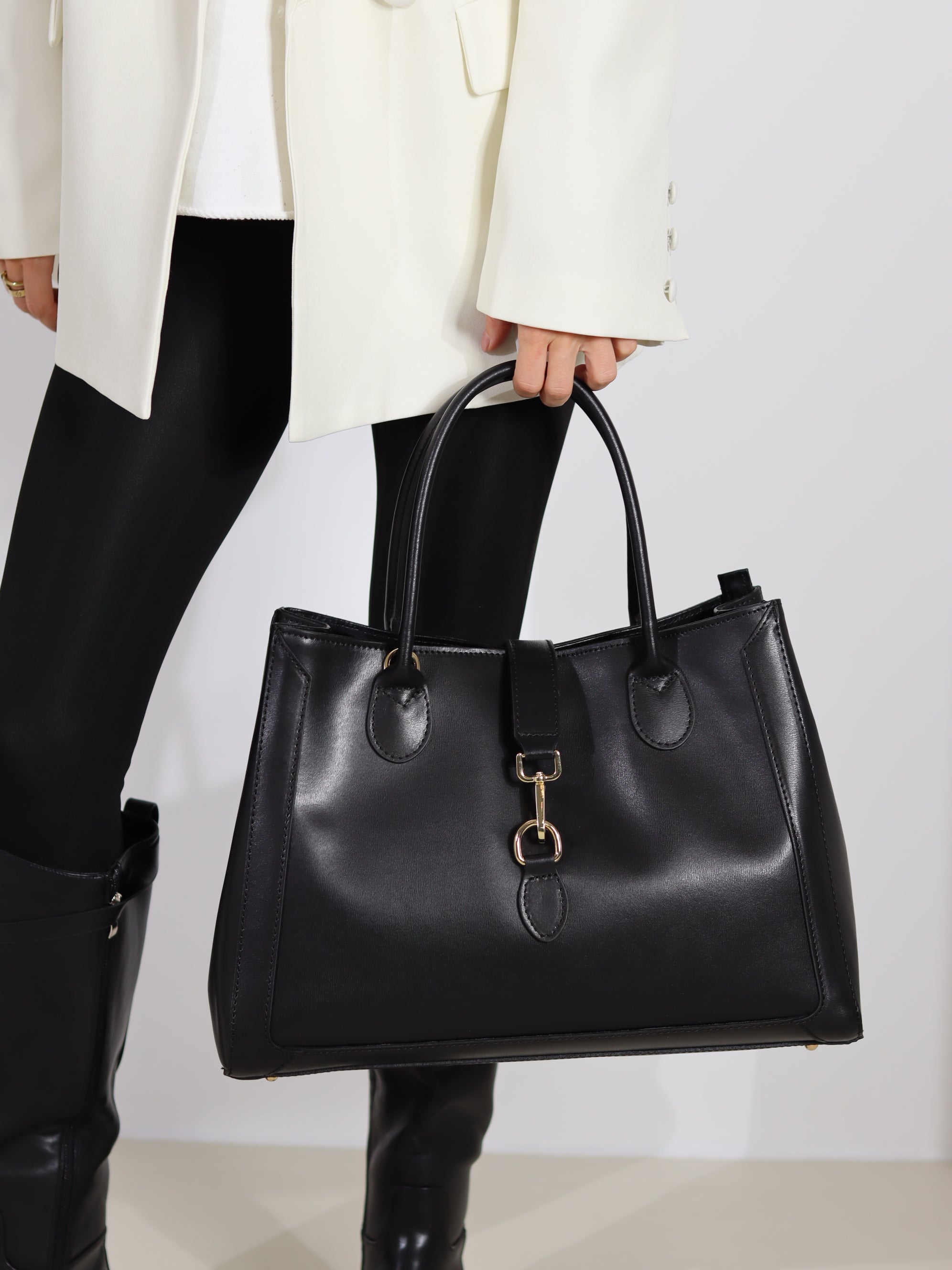 Melna liela d/ā soma ar zelta värvi aizdari - 18103