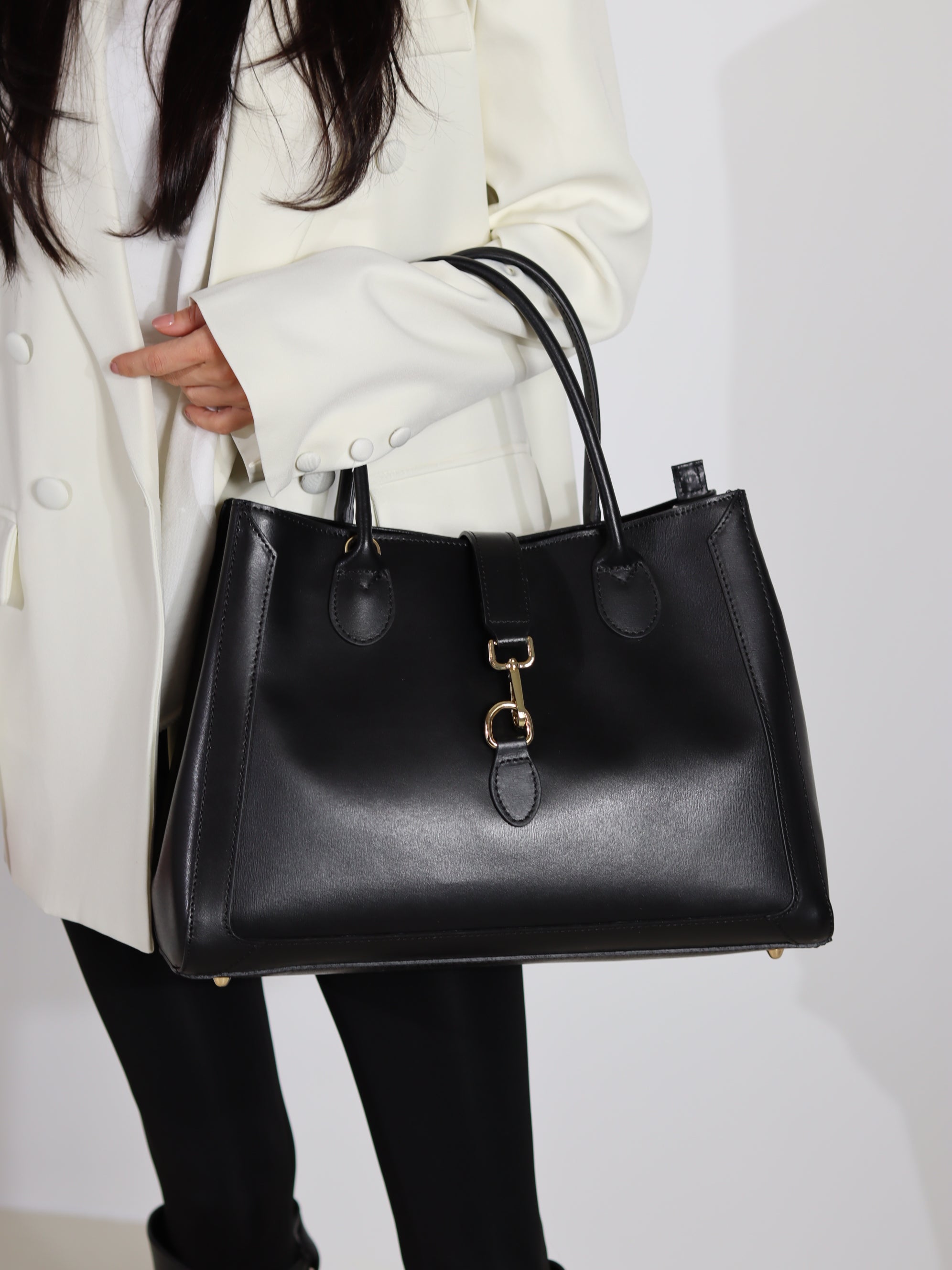 Melna liela d/ā soma ar zelta värvi aizdari - 18103