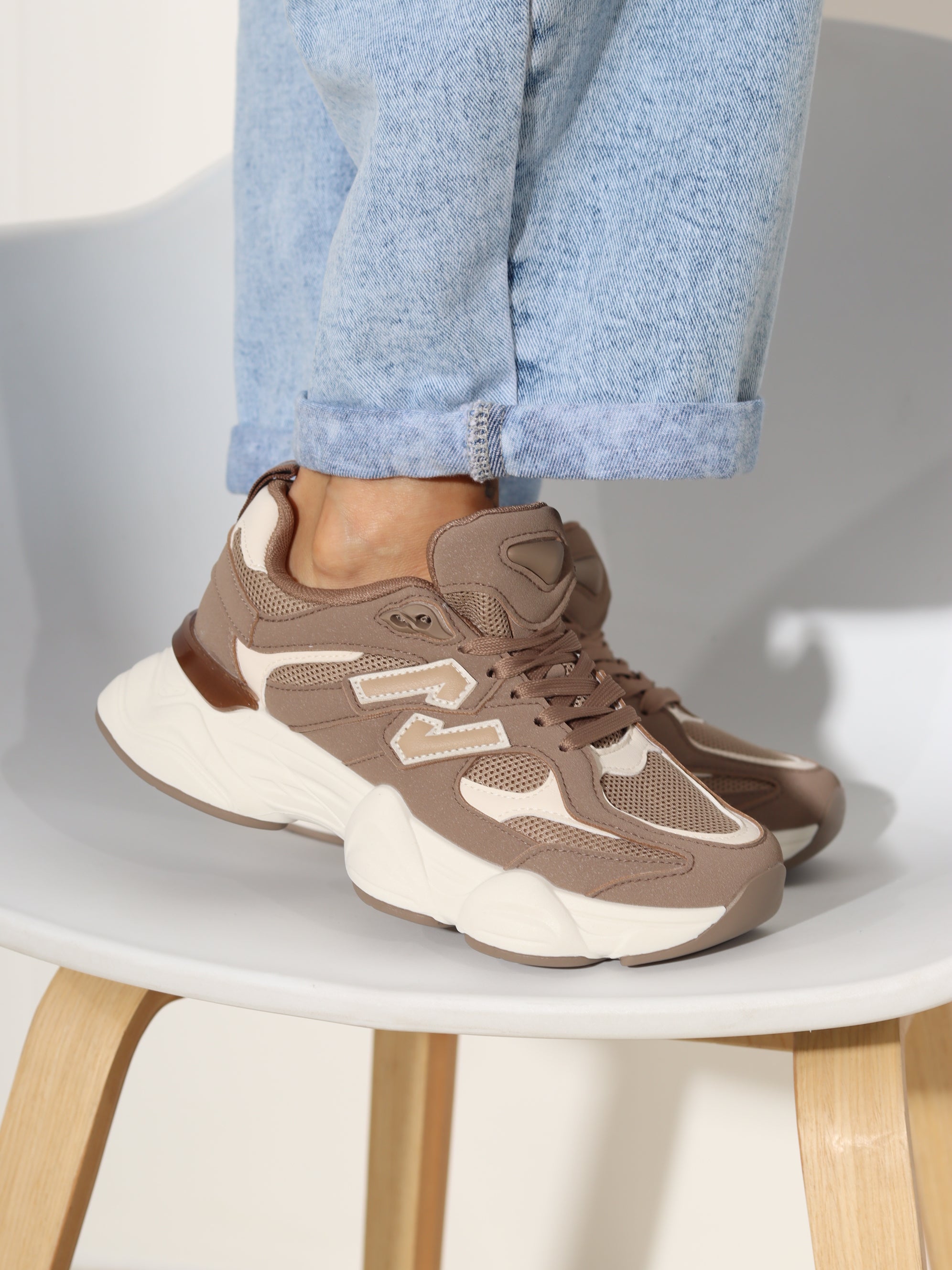 Brūni sportiska stila apavi ar "N" akcentu- 19038