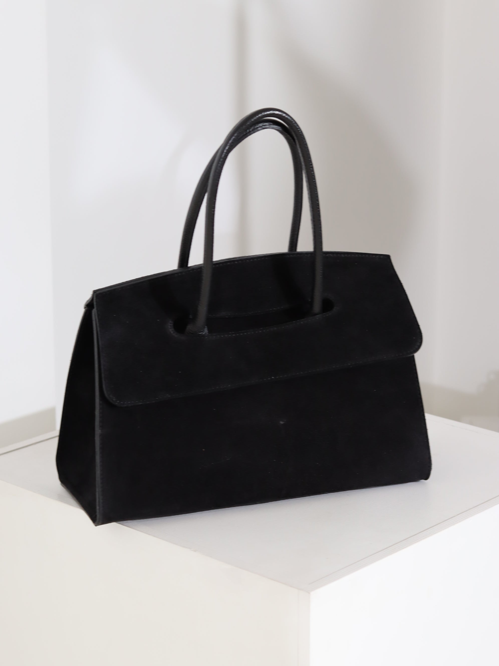 Melna liela d/zamšādas soma ar slēptu aizdari - 18106