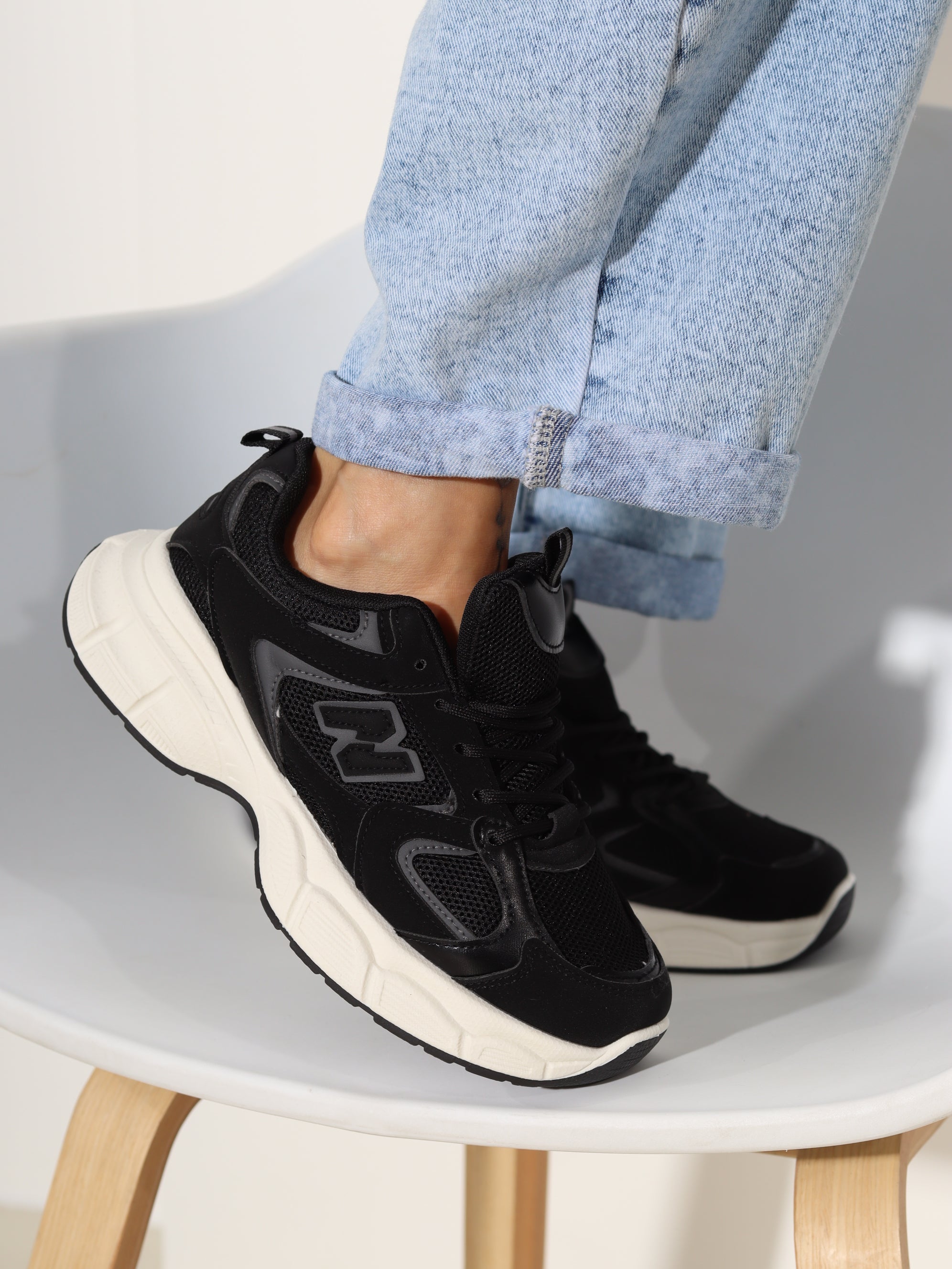 Melni sportiska stila apavi ar pelēku 'N' akcentu- 19035