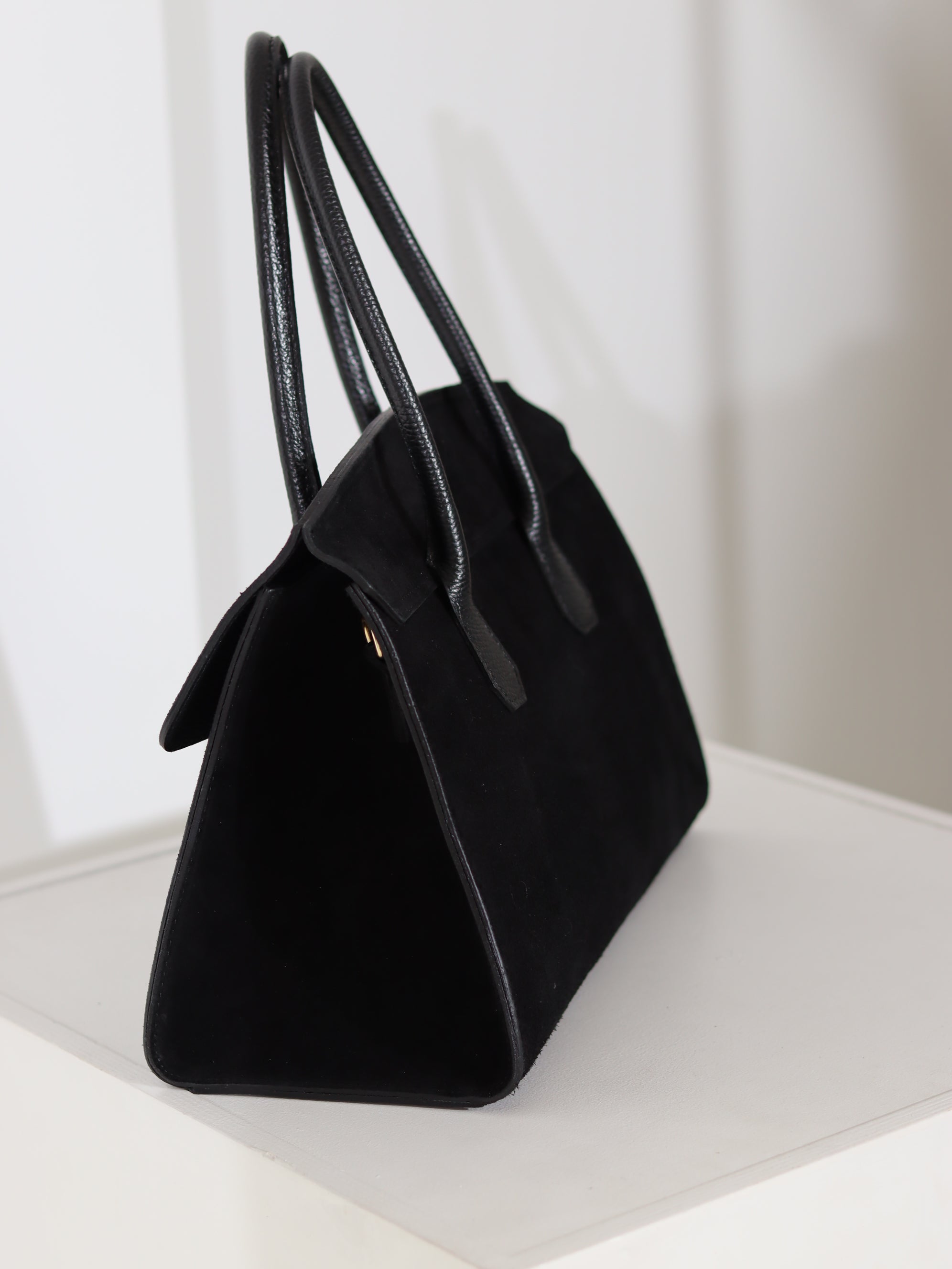 Melna liela d/zamšādas soma ar slēptu aizdari - 18106