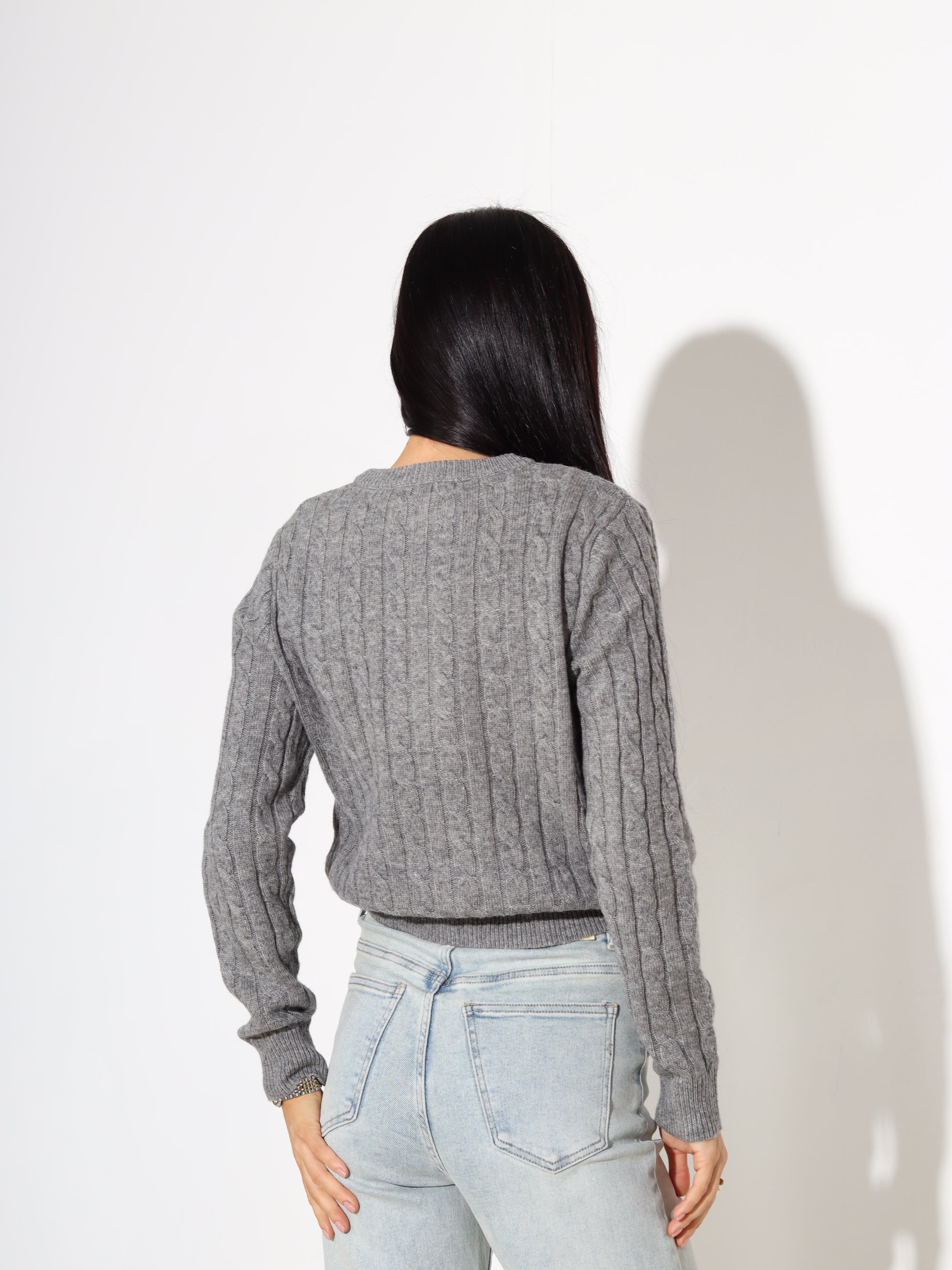 Pelēka, adīta, pogājama jaka ar smalku pīnes rakstu - 17890