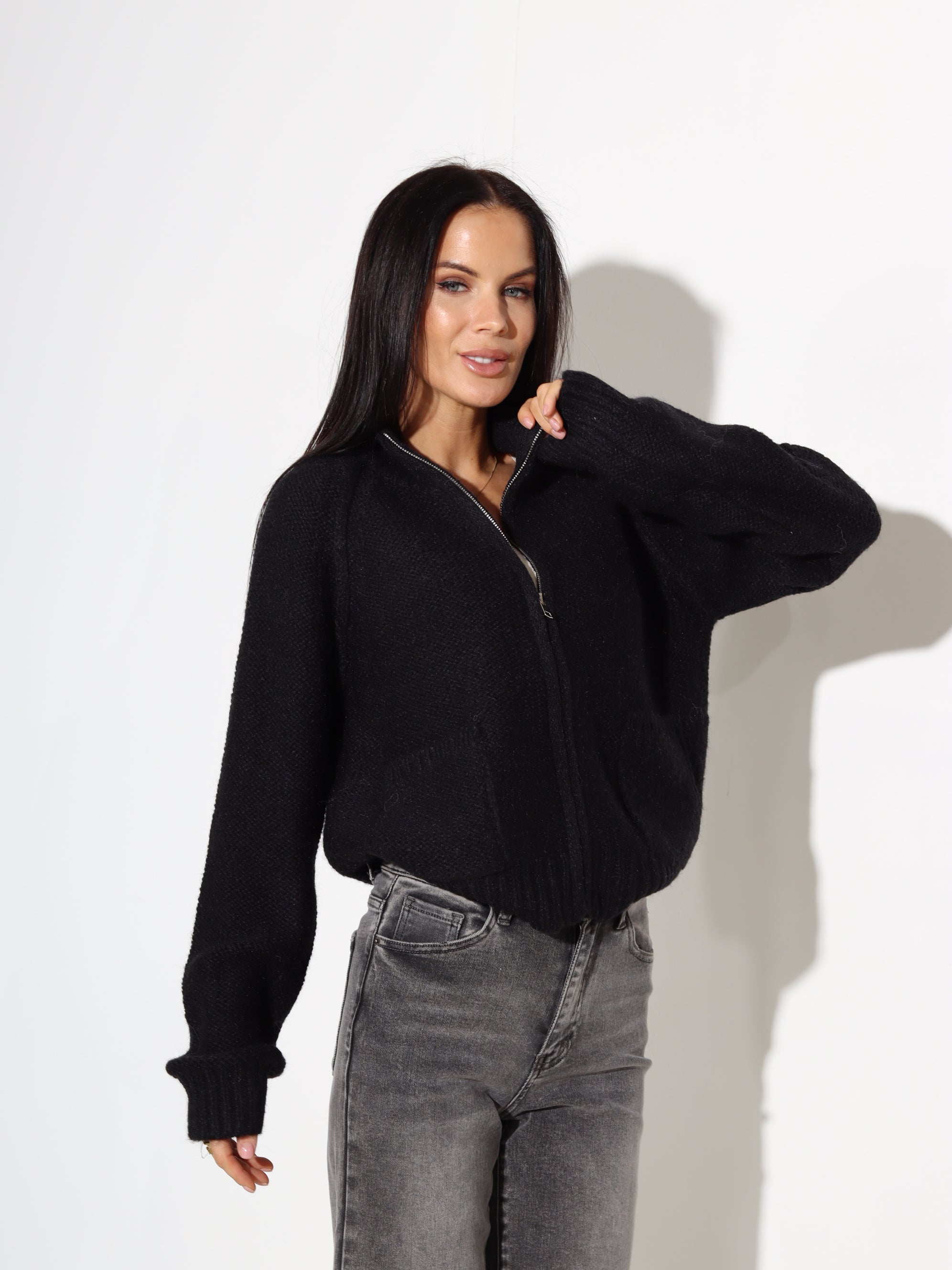 Melna jaka ar rāvējslēdzēju un kabatām - 17885