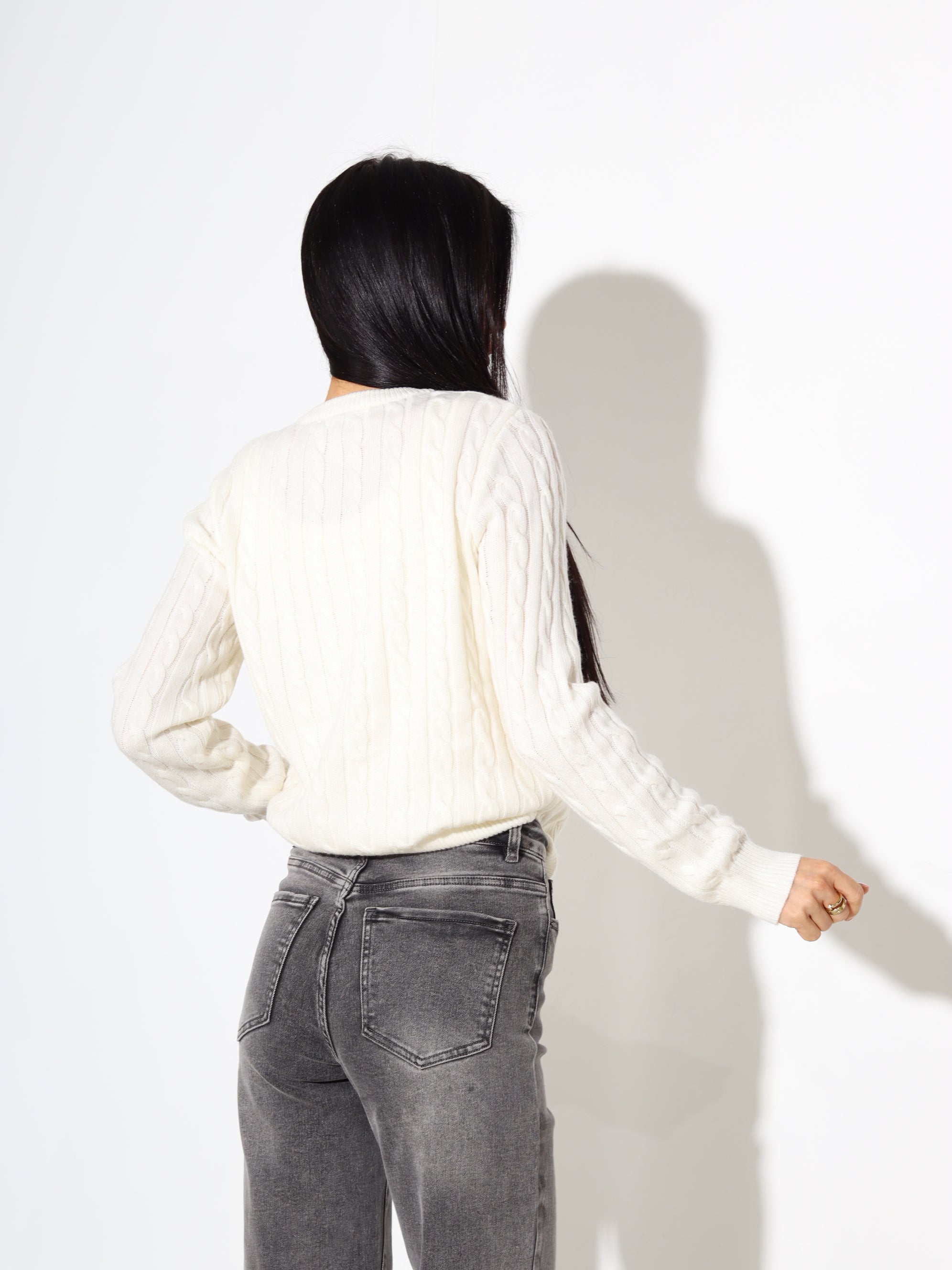 Balta, adīta, pogājama jaka ar smalku pīnes rakstu - 17889