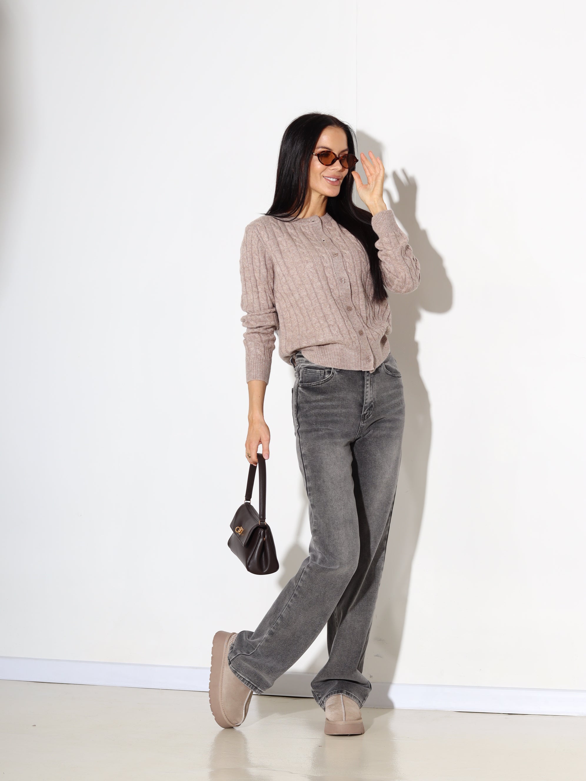 Brūna, adīta, pogājama jaka ar smalku pīnes rakstu - 17888