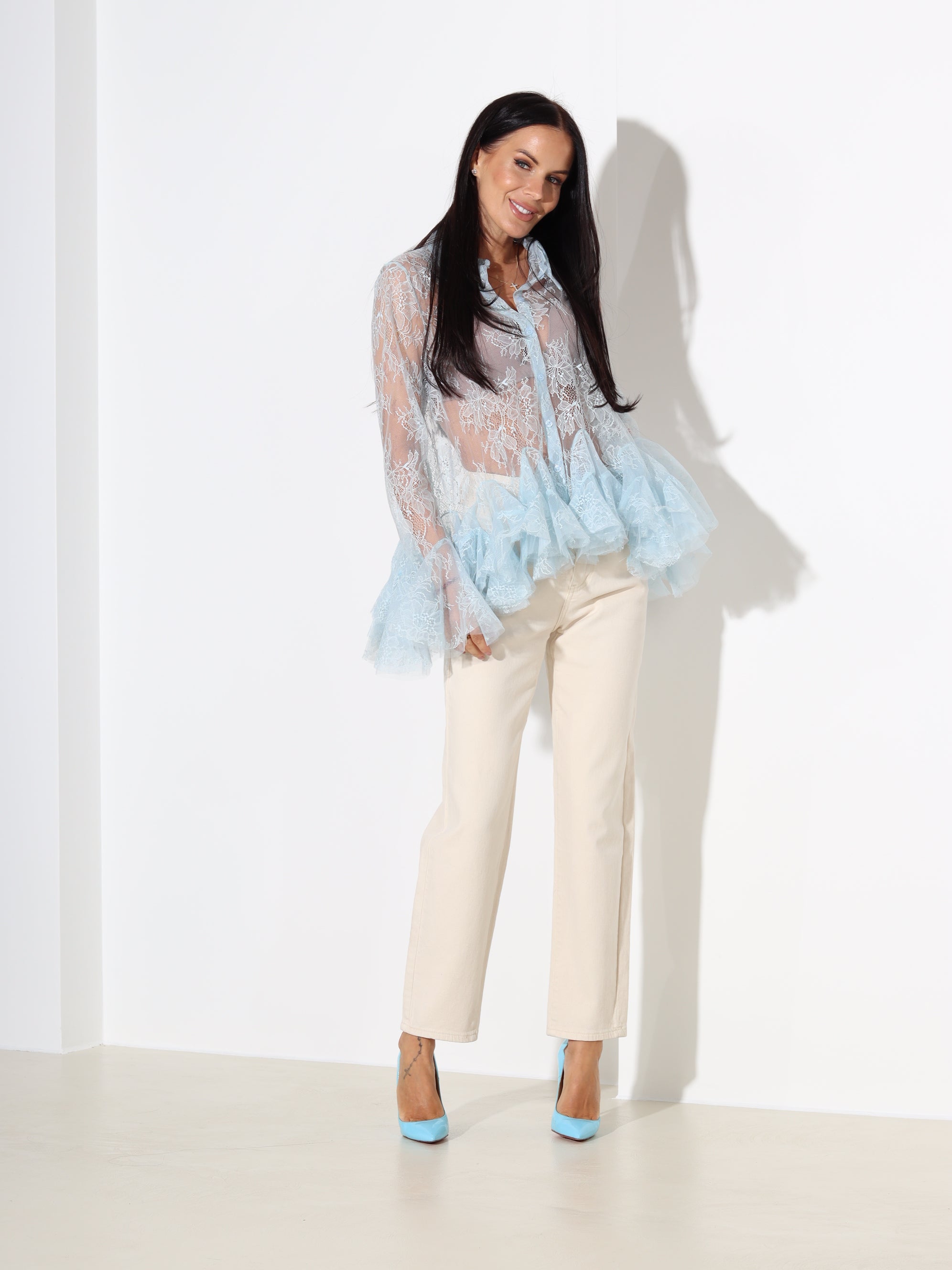 Zila mežģīņu blūze ar volānu akcentu apakšdaļā - 18162