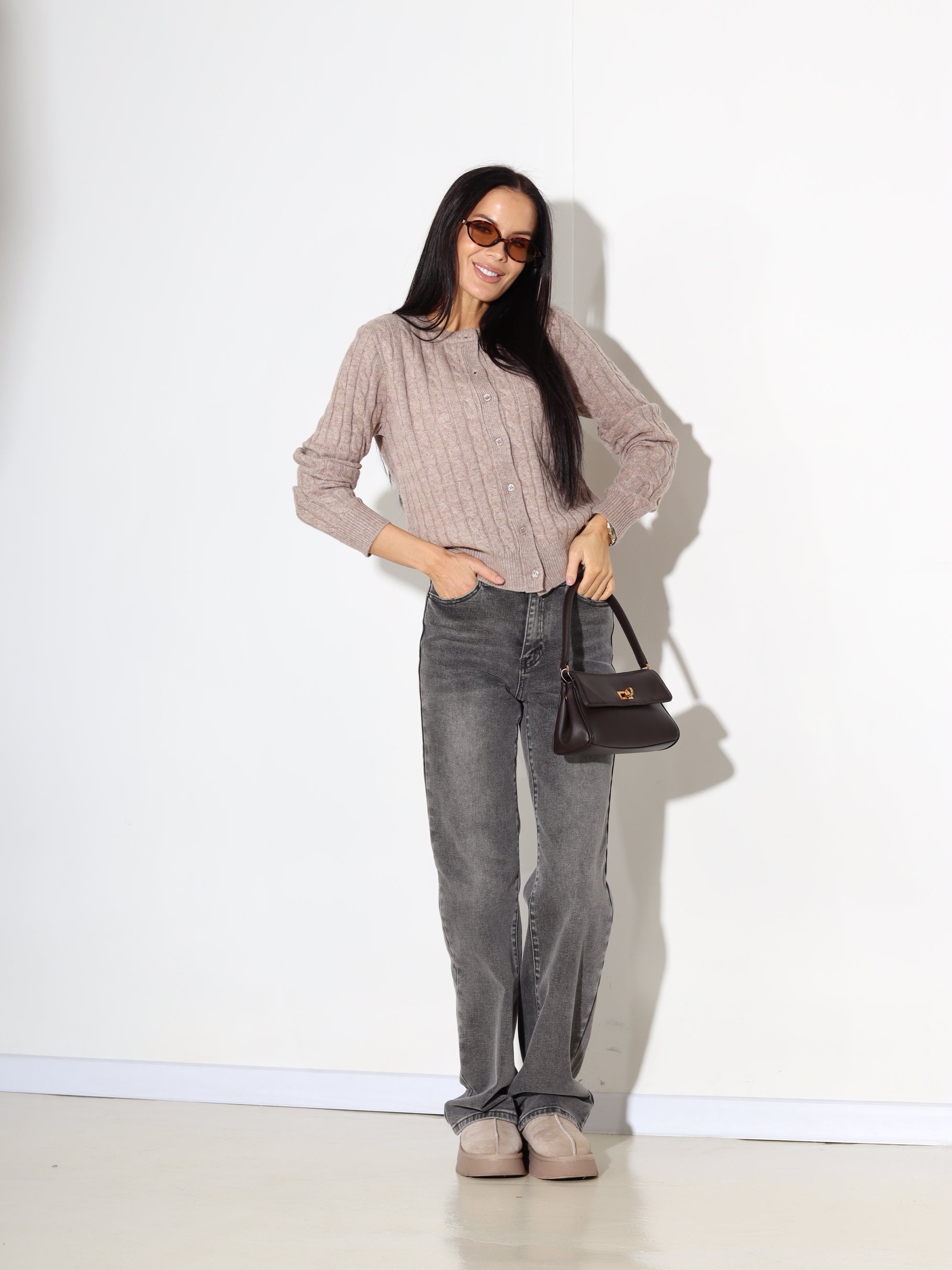 Brūna, adīta, pogājama jaka ar smalku pīnes rakstu - 17888