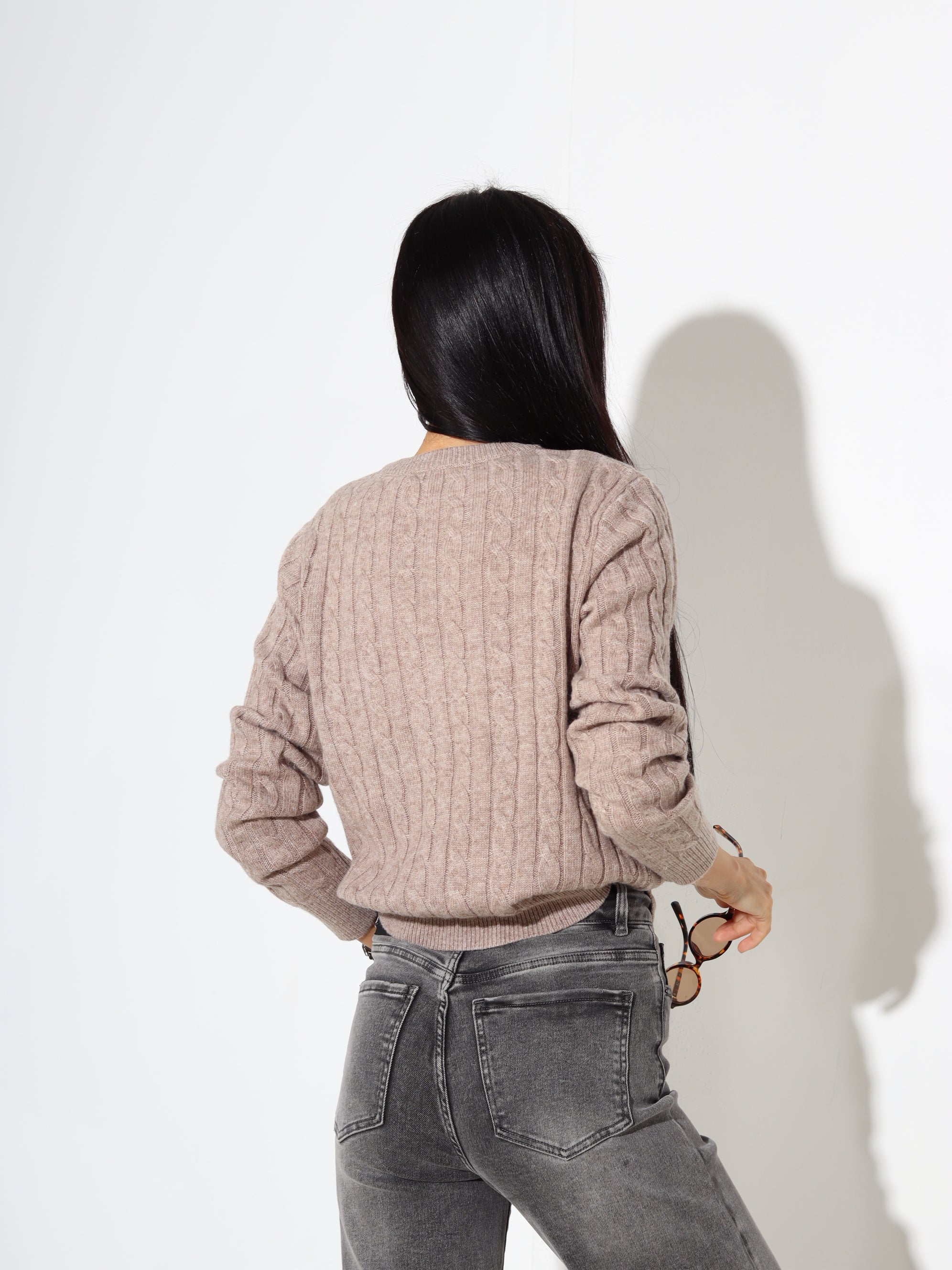 Brūna, adīta, pogājama jaka ar smalku pīnes rakstu - 17888