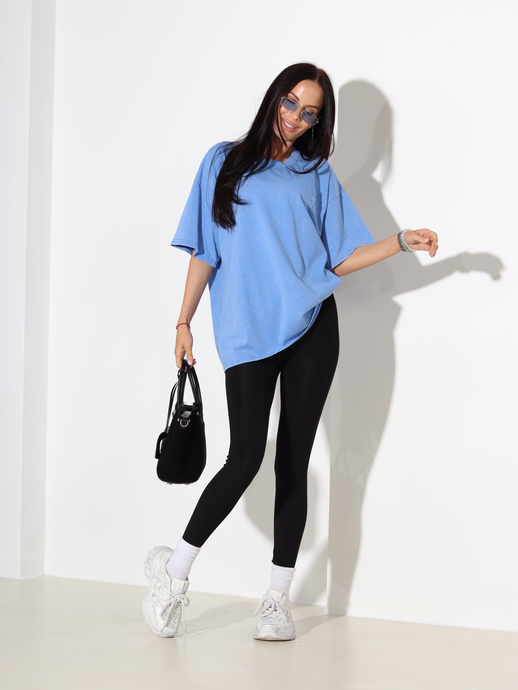 Zils tops ar baltu, smalku batikojuma efektu- 18385