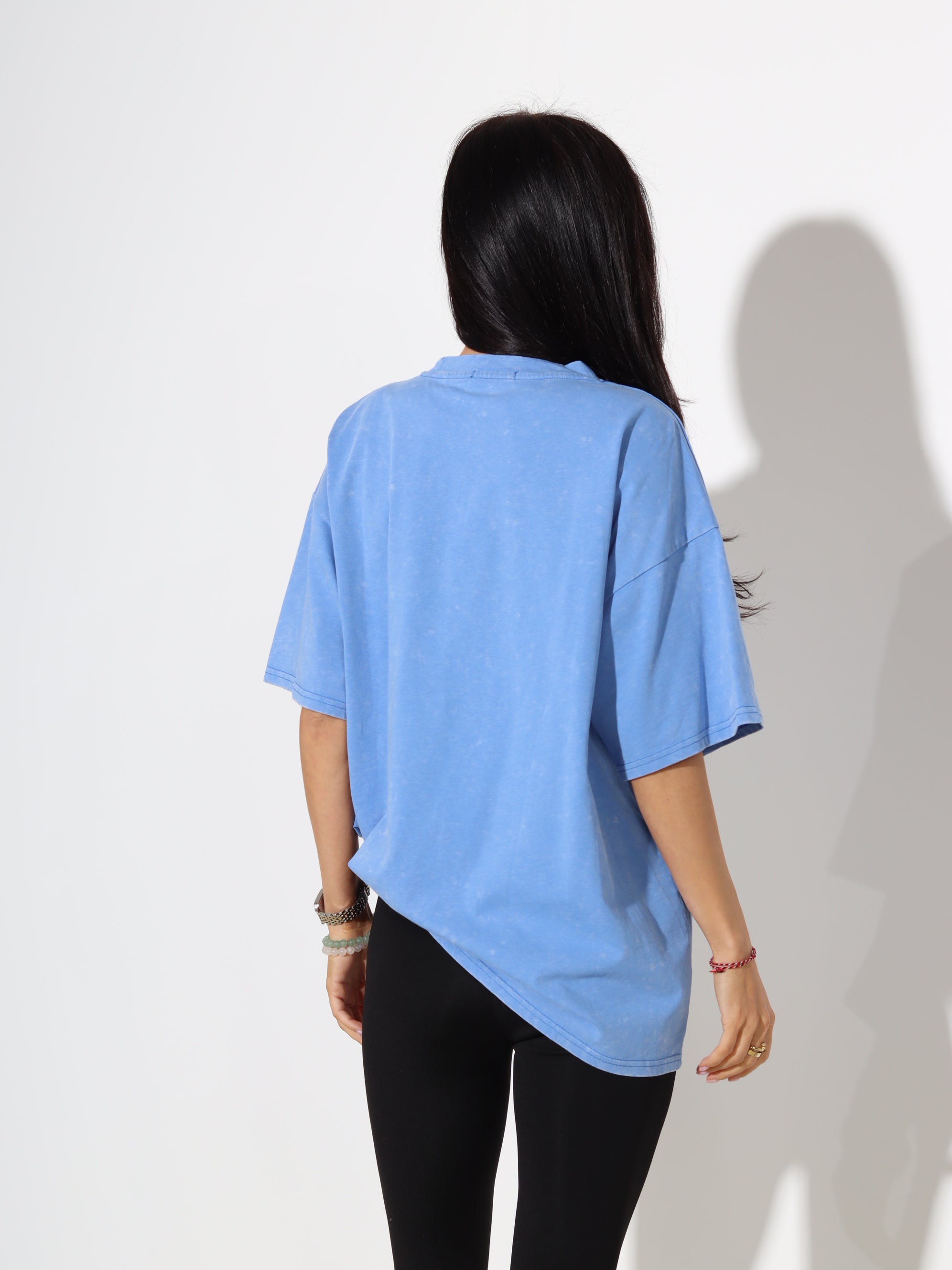 Zils tops ar baltu, smalku batikojuma efektu- 18385