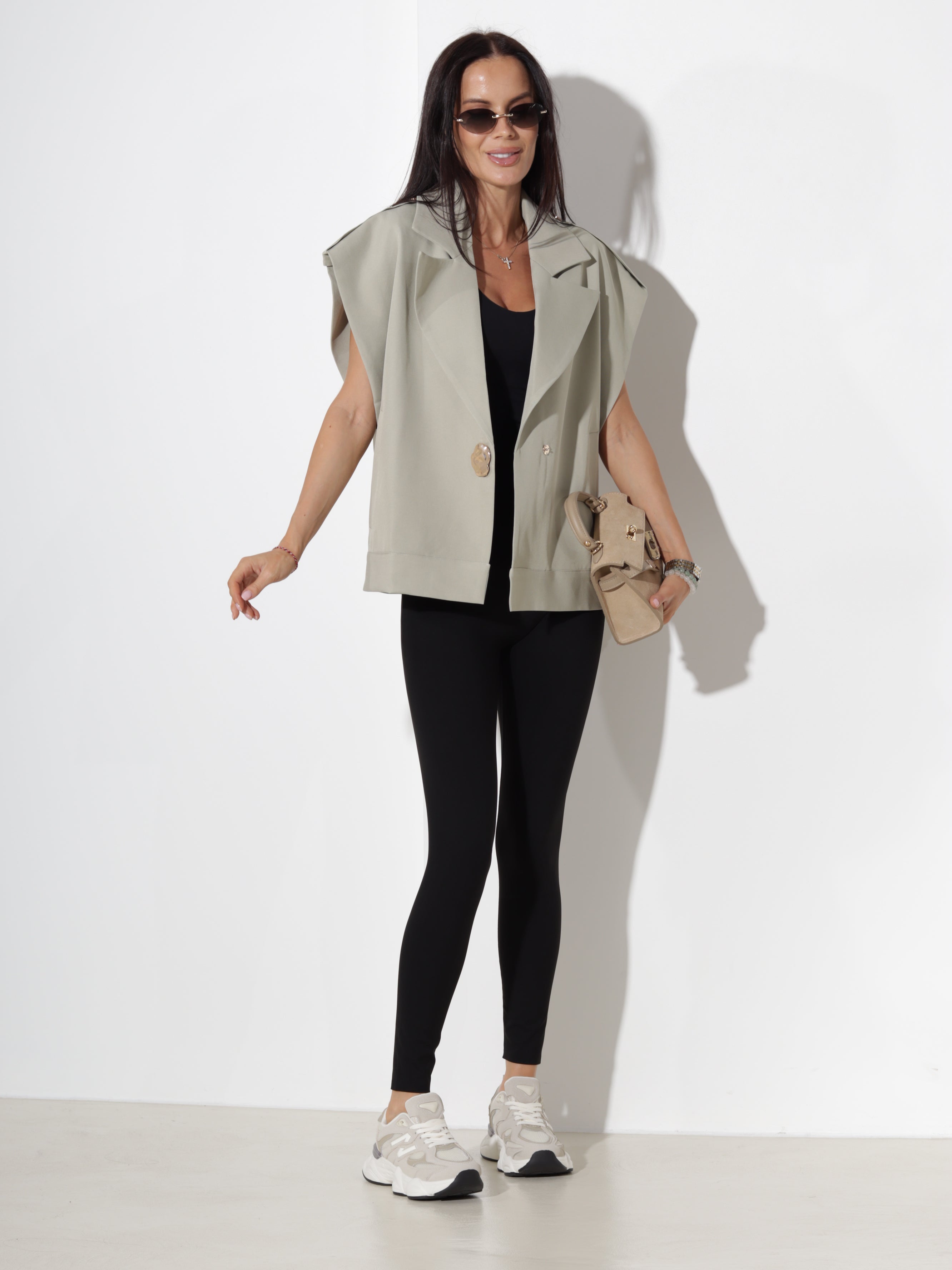 Zaļa oversize veste ar zelta krāsas spiedpogu un platu apkakli - 20366