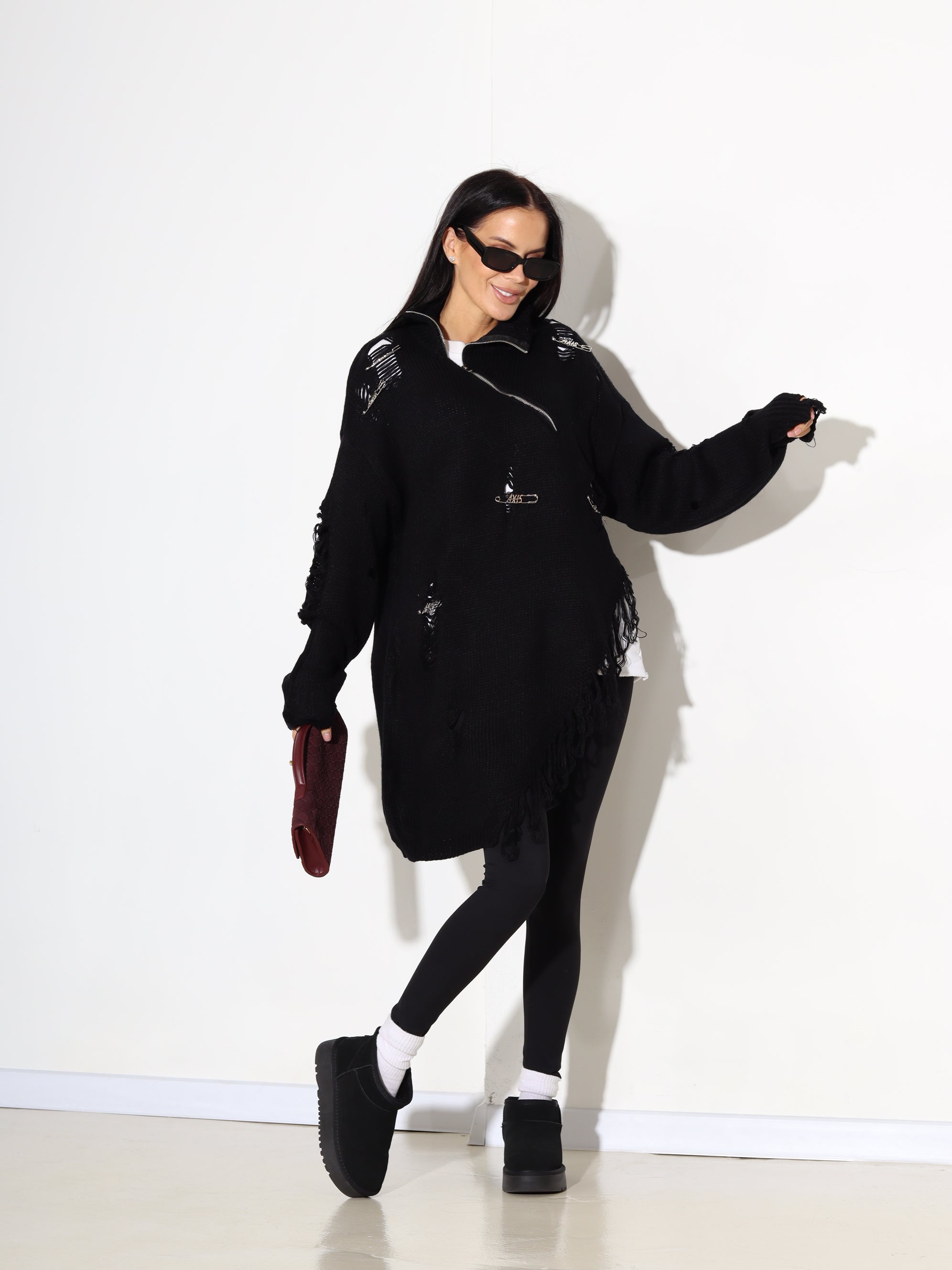 Melns džemperis ar plēsumiem, rāvējslēdzēju un piespraudēm - 17912